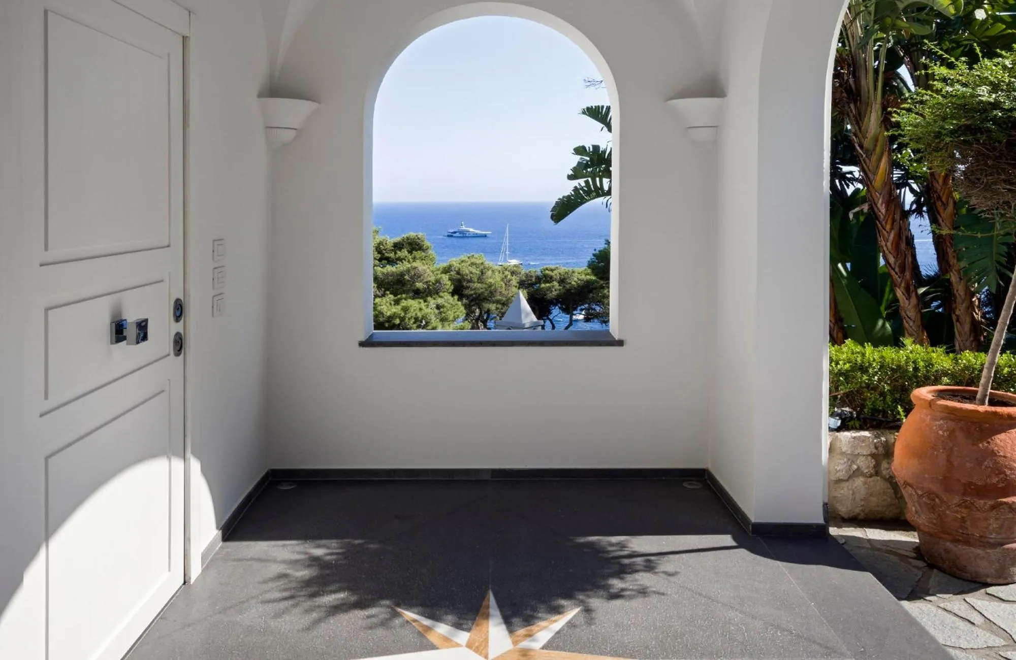 Facade/entrance in LHP Suite Capri Villa La Giara