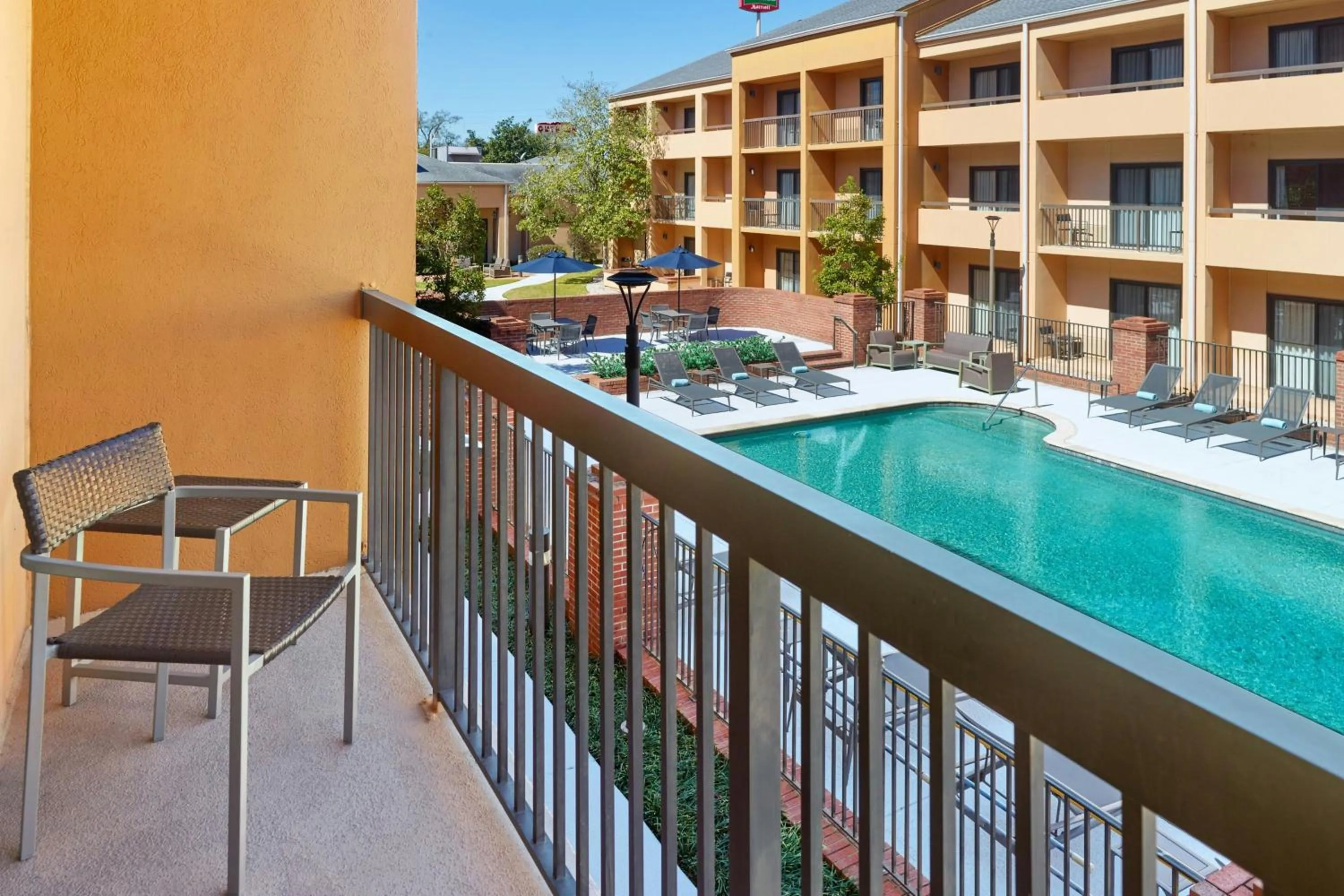Swimming pool in Courtyard by Marriott Baton Rouge Acadian Centre/LSU Area