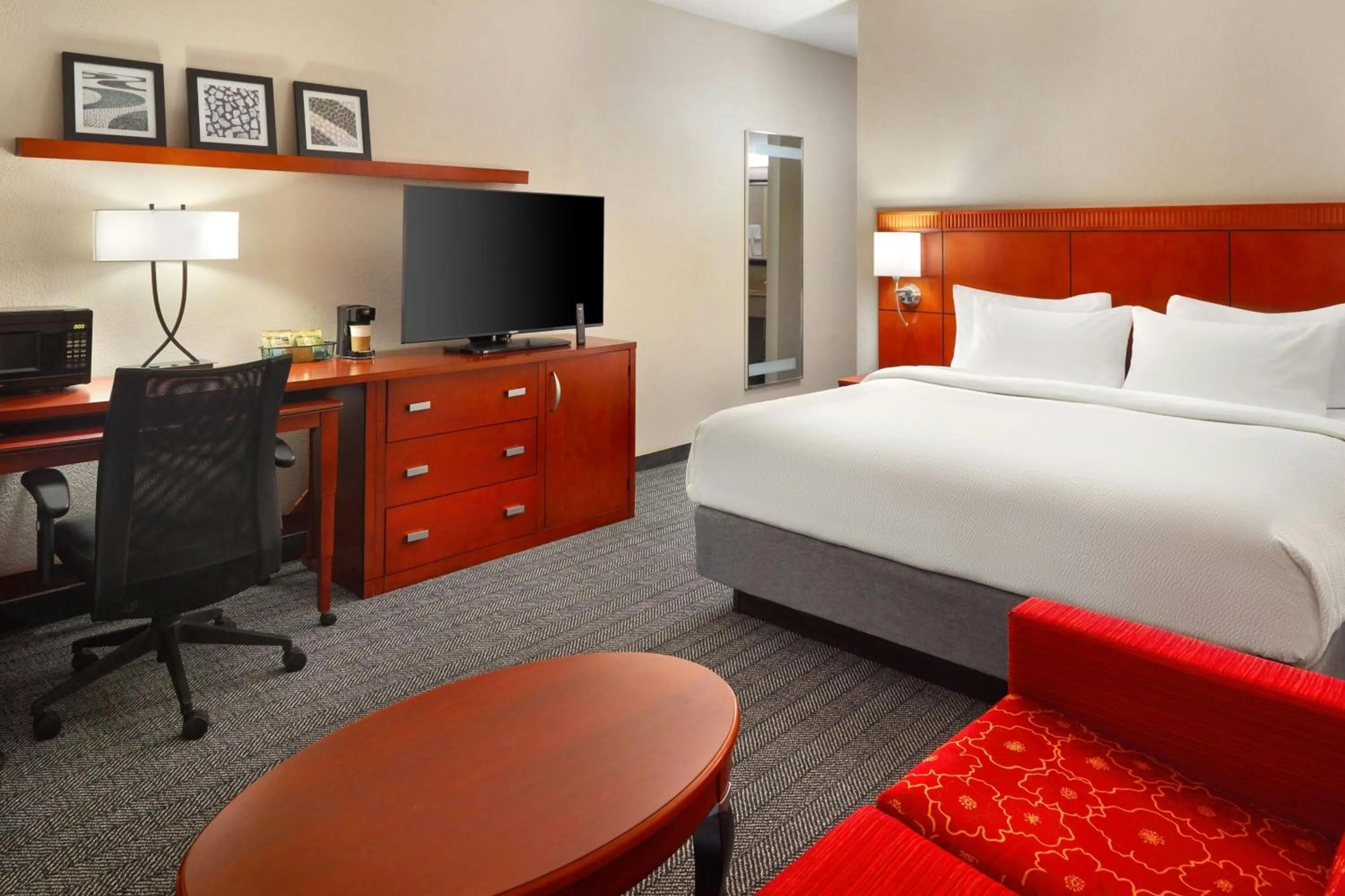 Photo of the whole room, Bed in Courtyard by Marriott Baton Rouge Acadian Centre/LSU Area