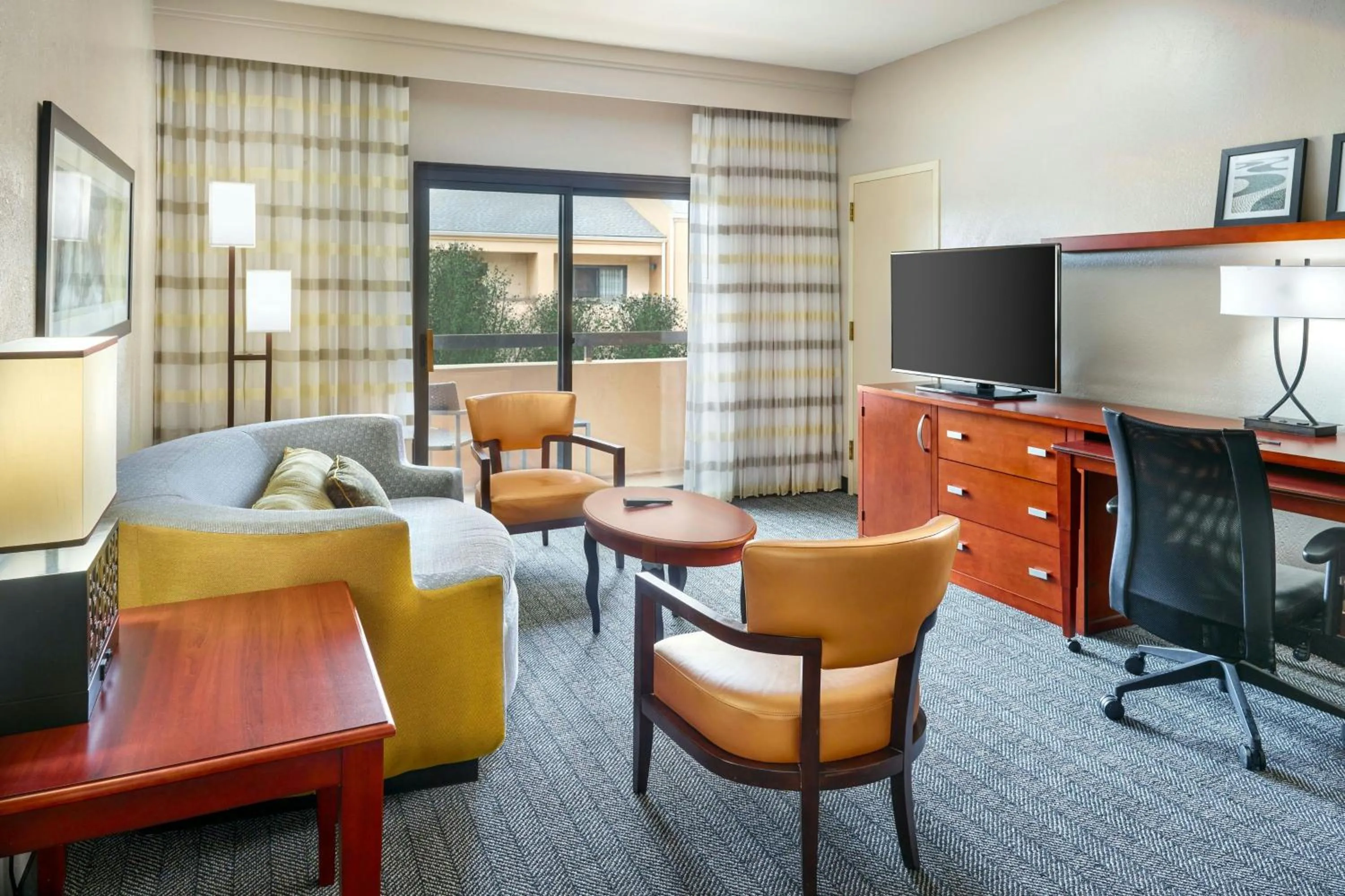 Living room in Courtyard by Marriott Baton Rouge Acadian Centre/LSU Area