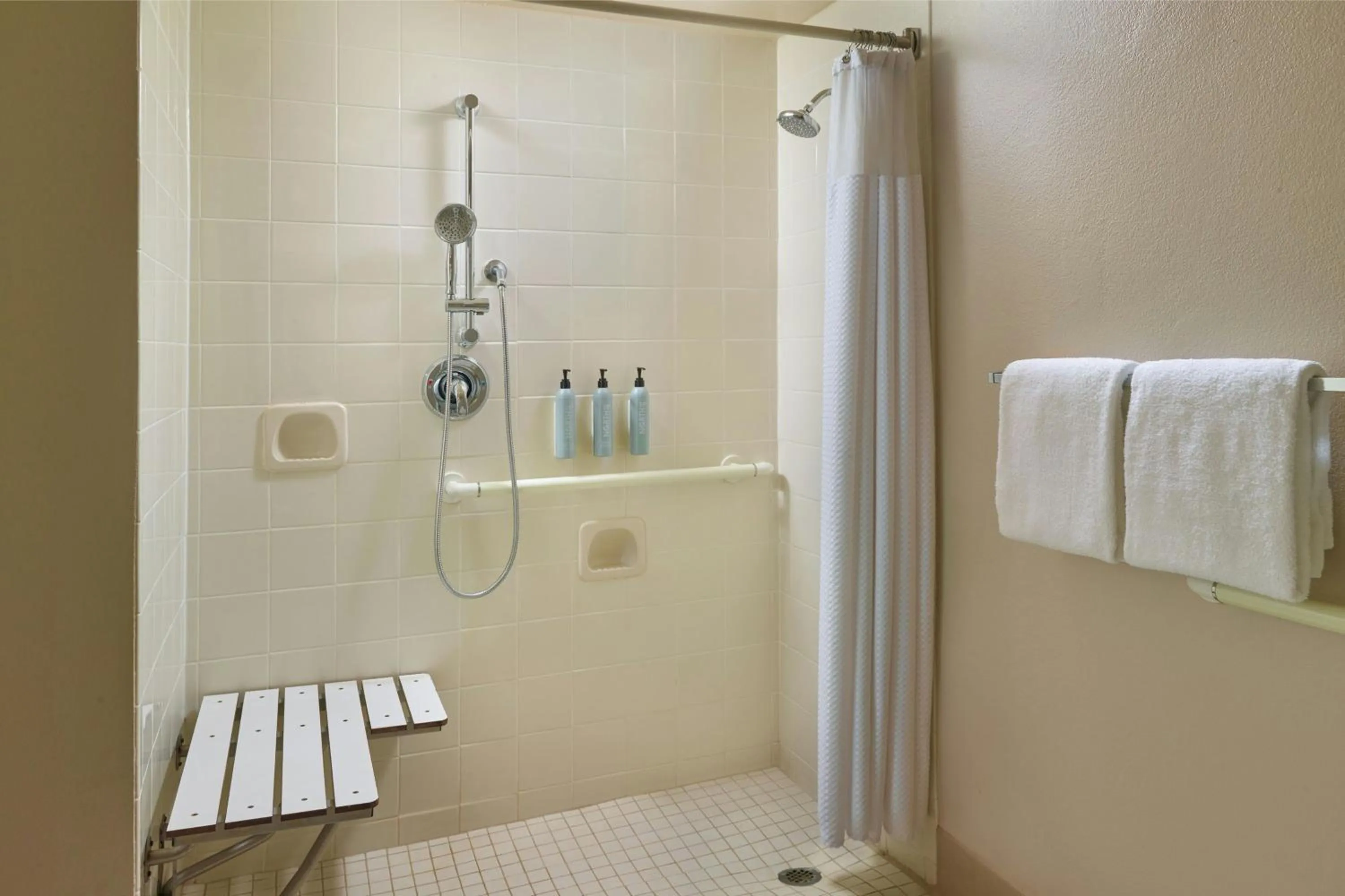 Bathroom in Courtyard by Marriott Baton Rouge Acadian Centre/LSU Area