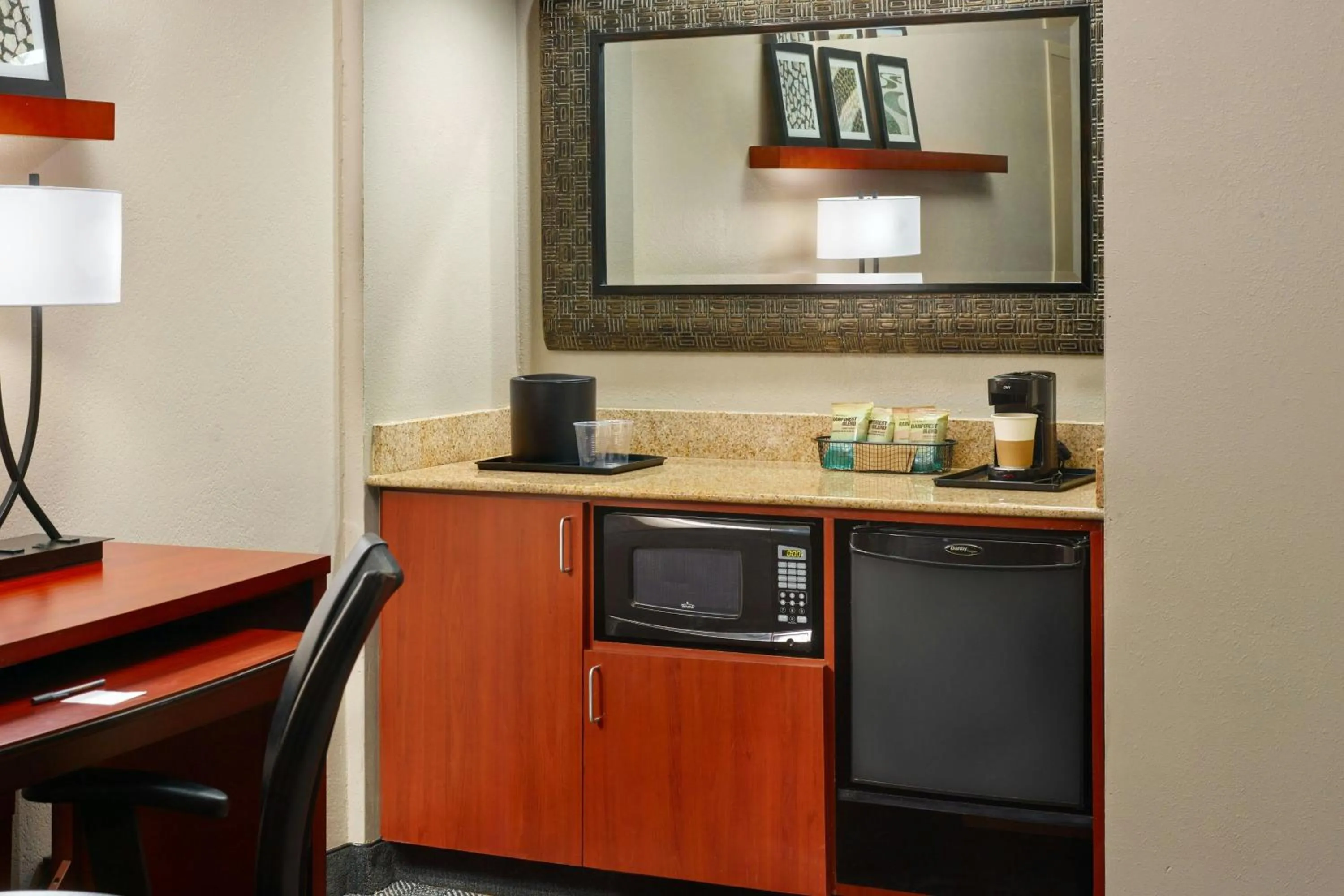 Living room in Courtyard by Marriott Baton Rouge Acadian Centre/LSU Area