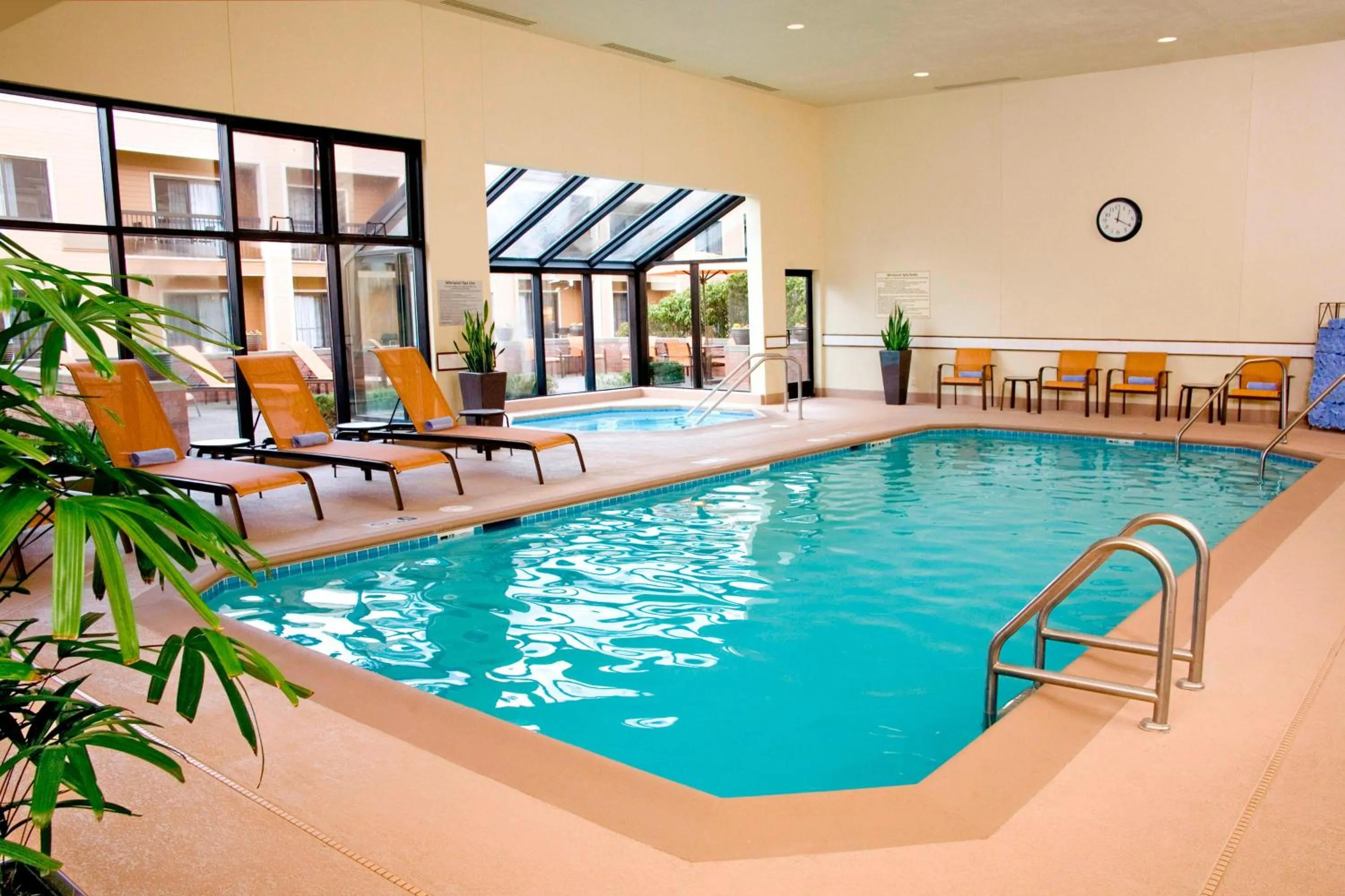 Swimming pool in Sonesta Select Seattle Bellevue Redmond