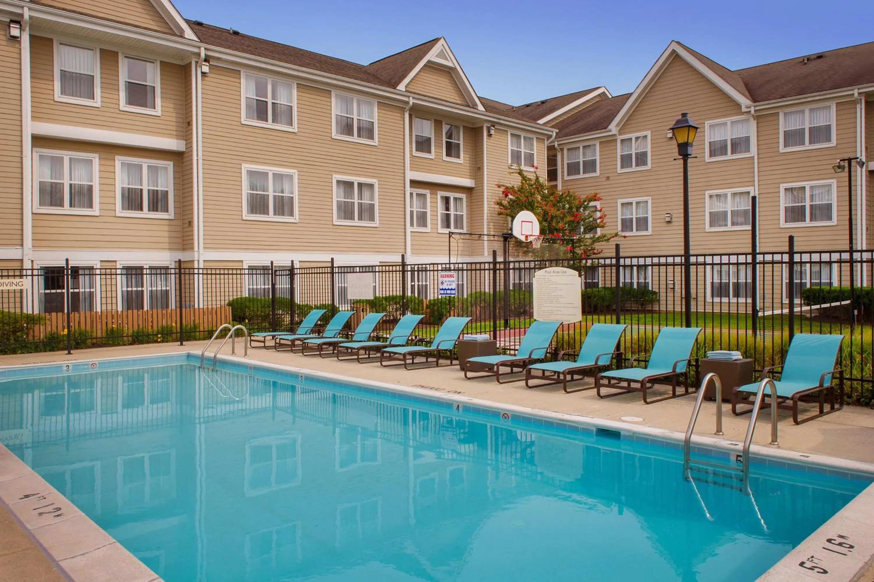 Swimming pool in Residence Inn Columbia MD