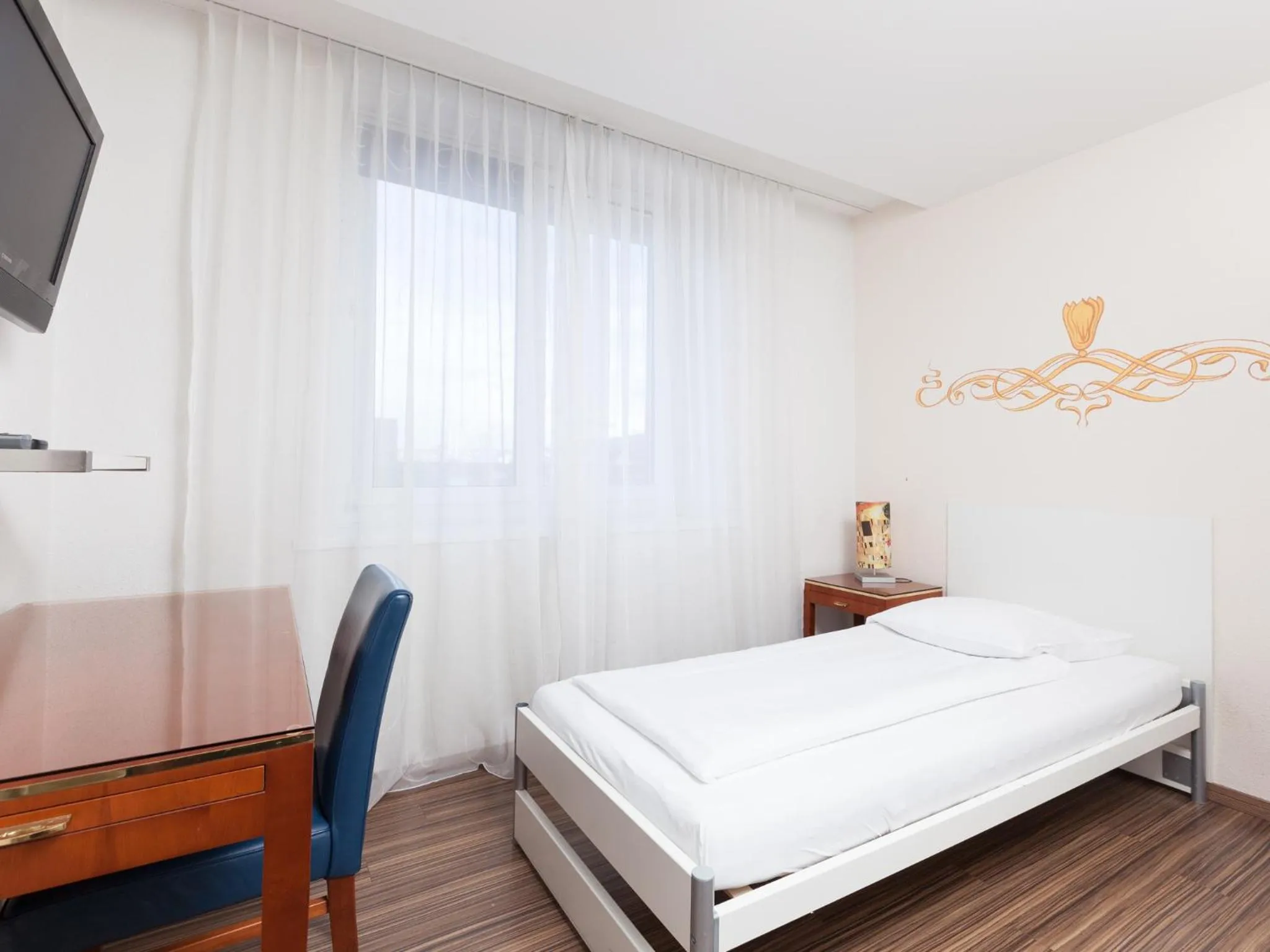 Seating area, Bed in Swiss Star Marc Aurel - Self Check-In