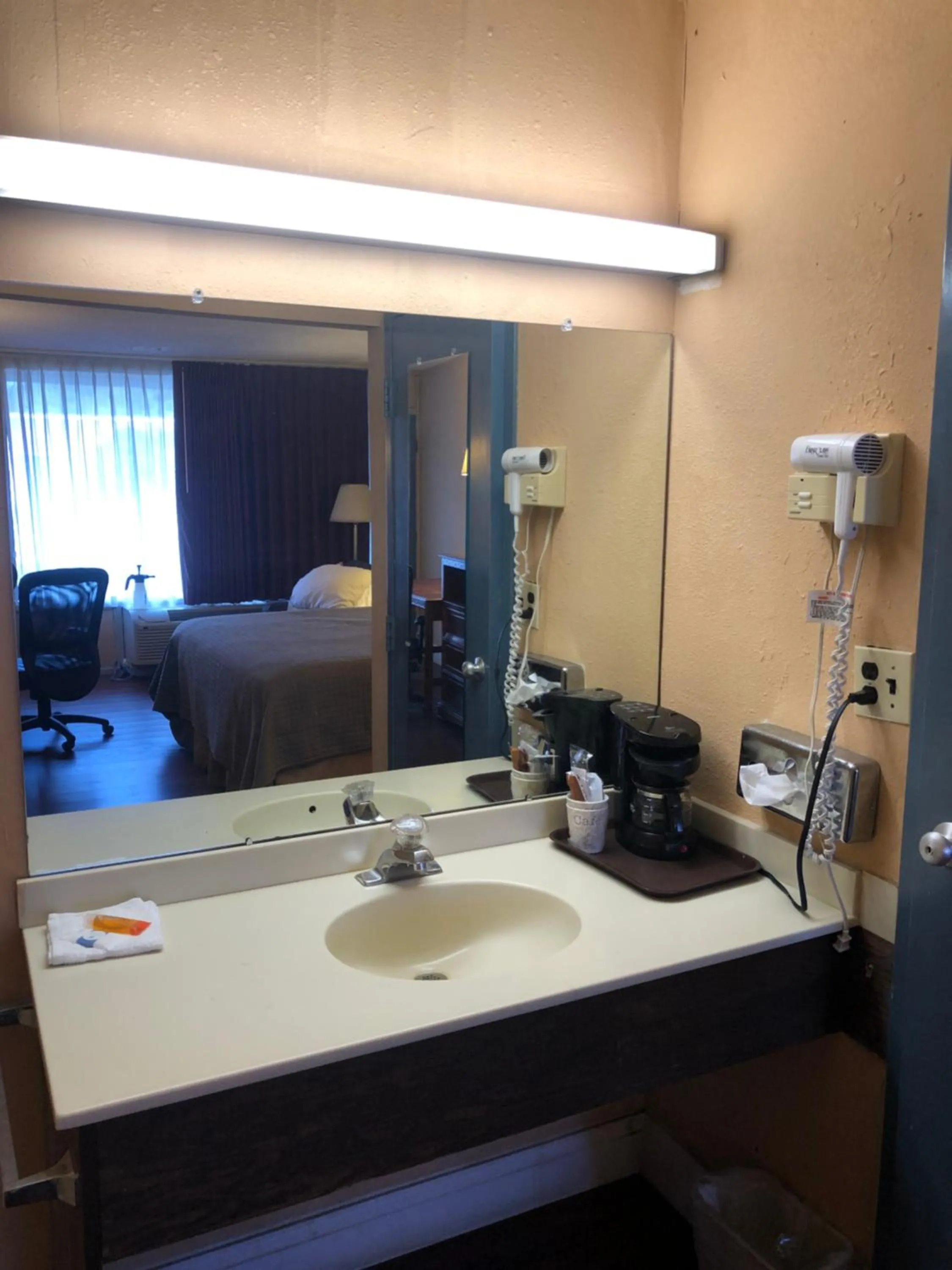 Bathroom, Bed in Express Airport Inn