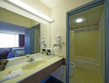 Bathroom, Bed in Express Airport Inn