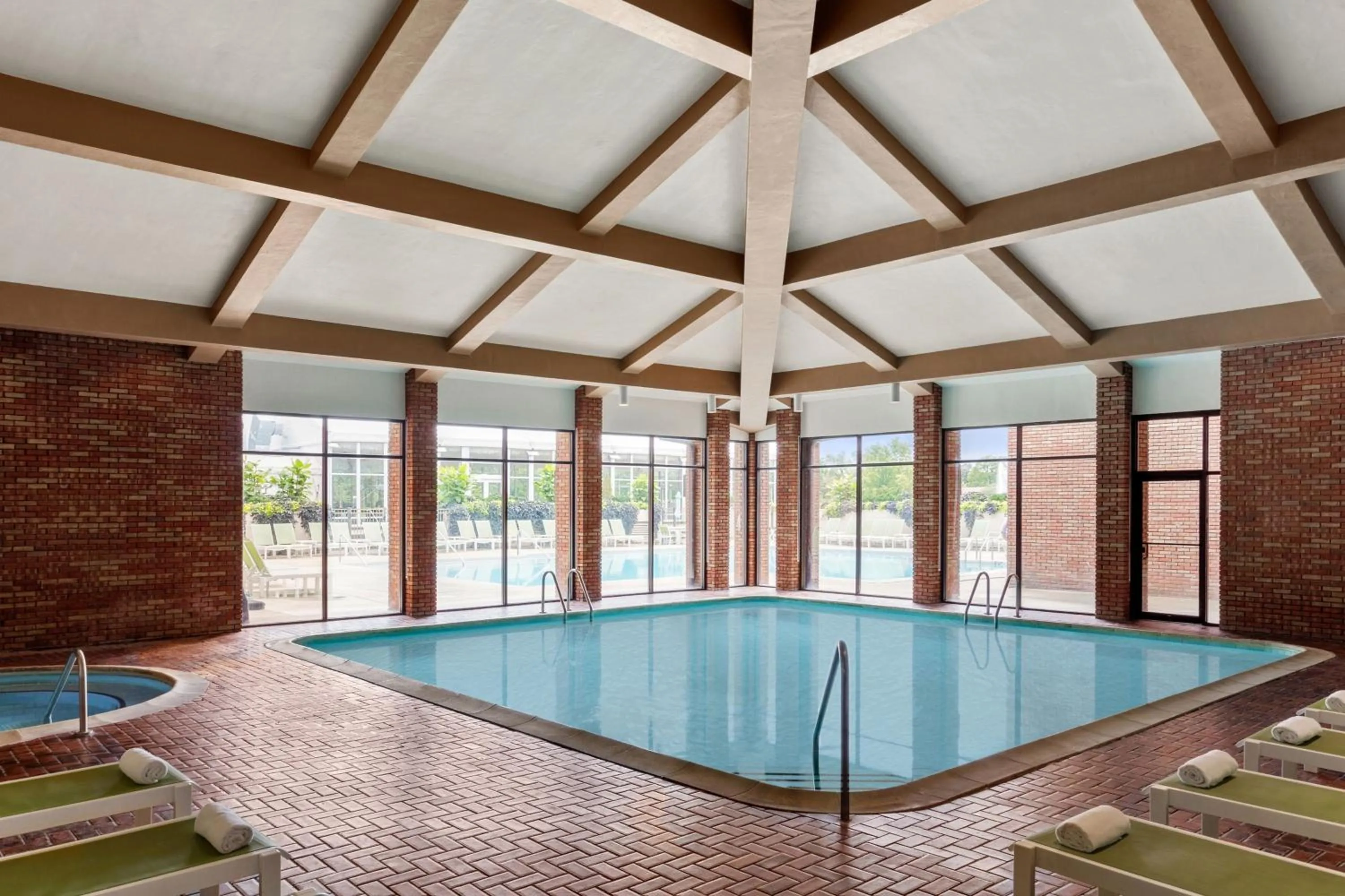Swimming pool in Lincolnshire Marriott Resort