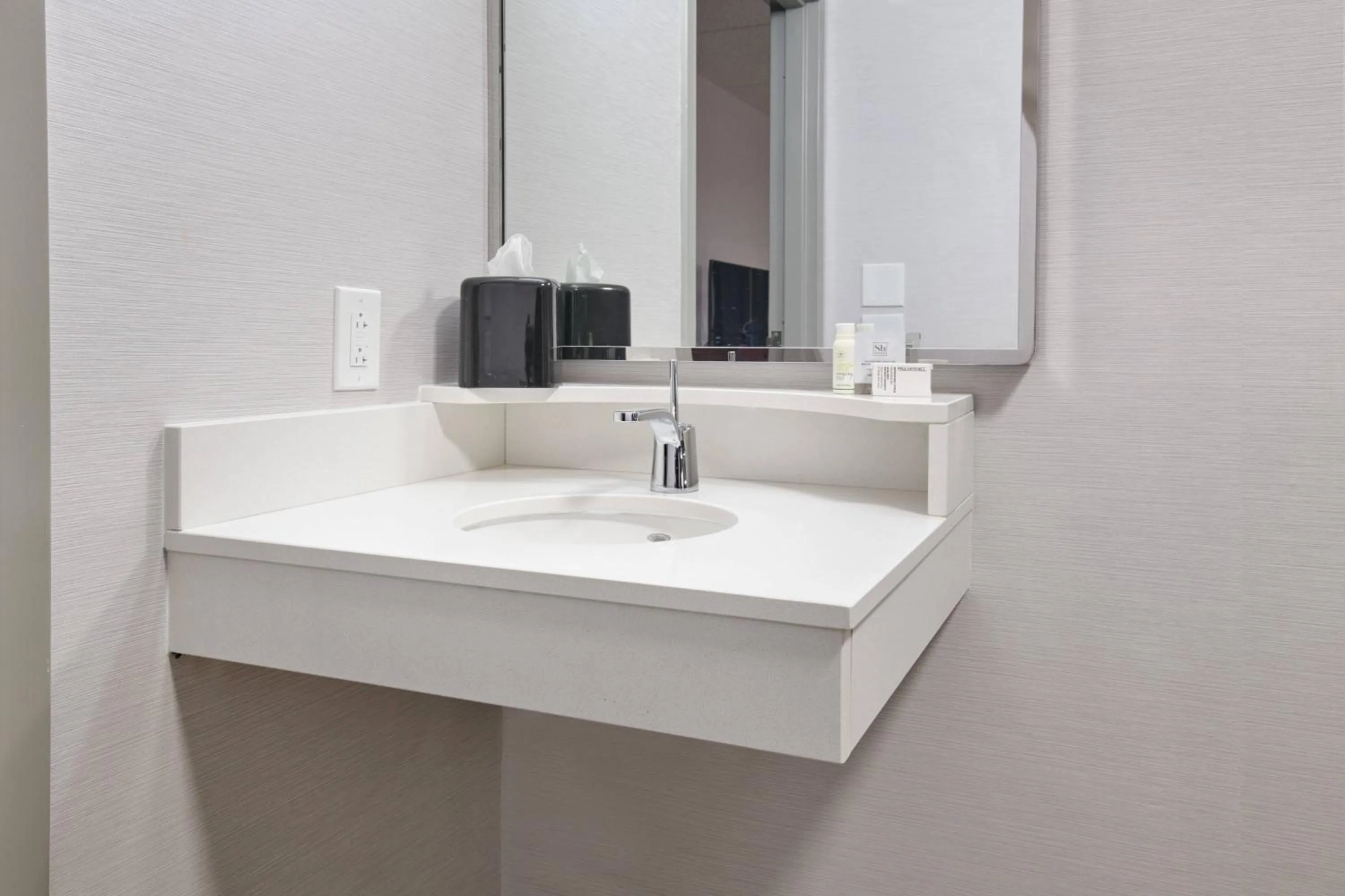 Photo of the whole room in Courtyard Chicago Lincolnshire