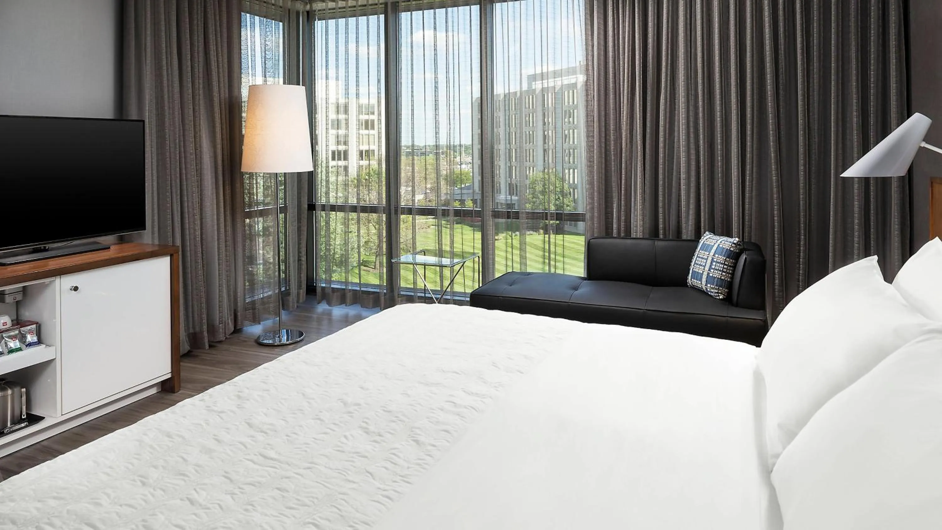 Bed in Le Méridien Chicago - Oakbrook Center