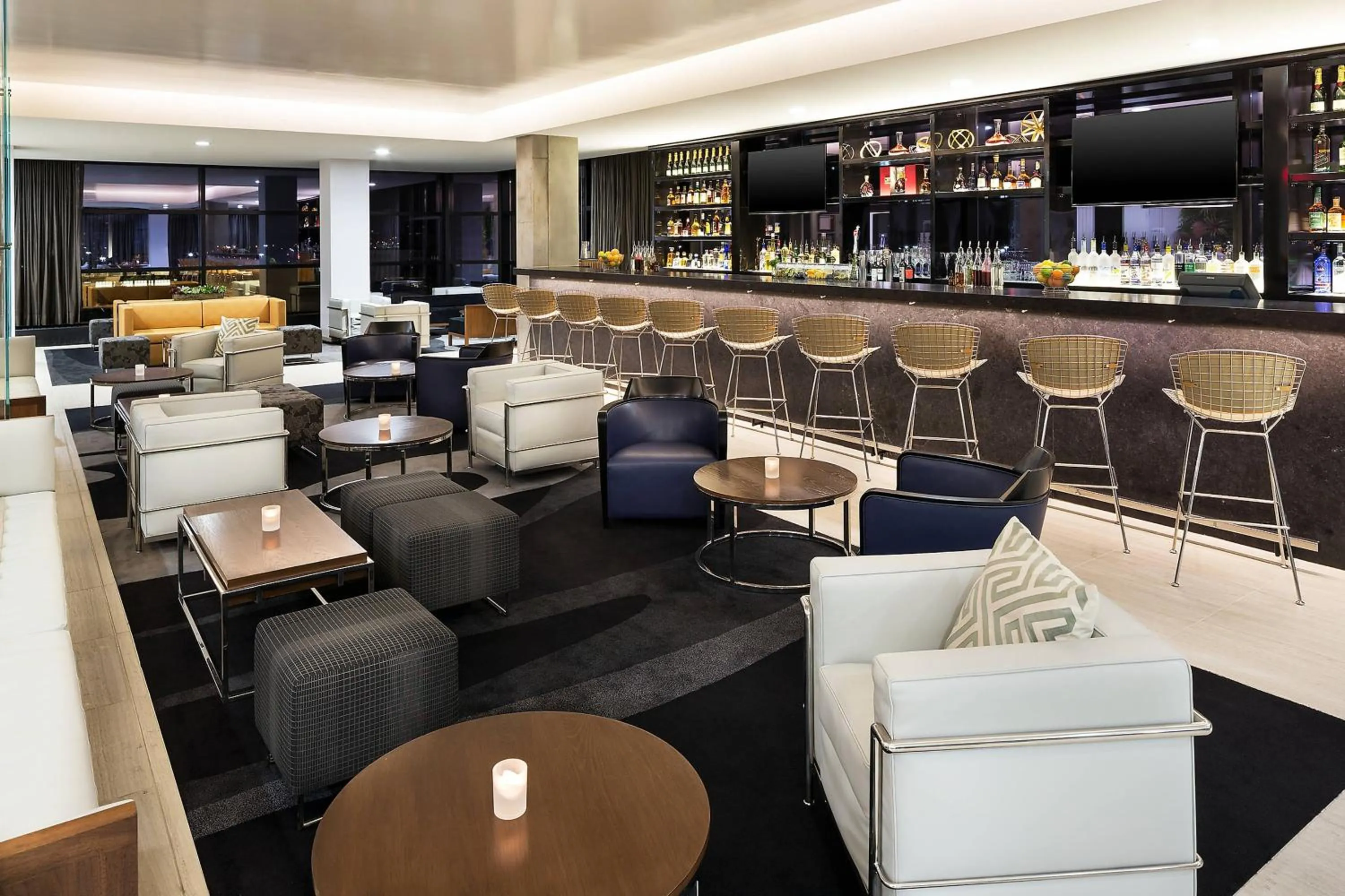 Lounge or bar in Le Méridien Chicago - Oakbrook Center