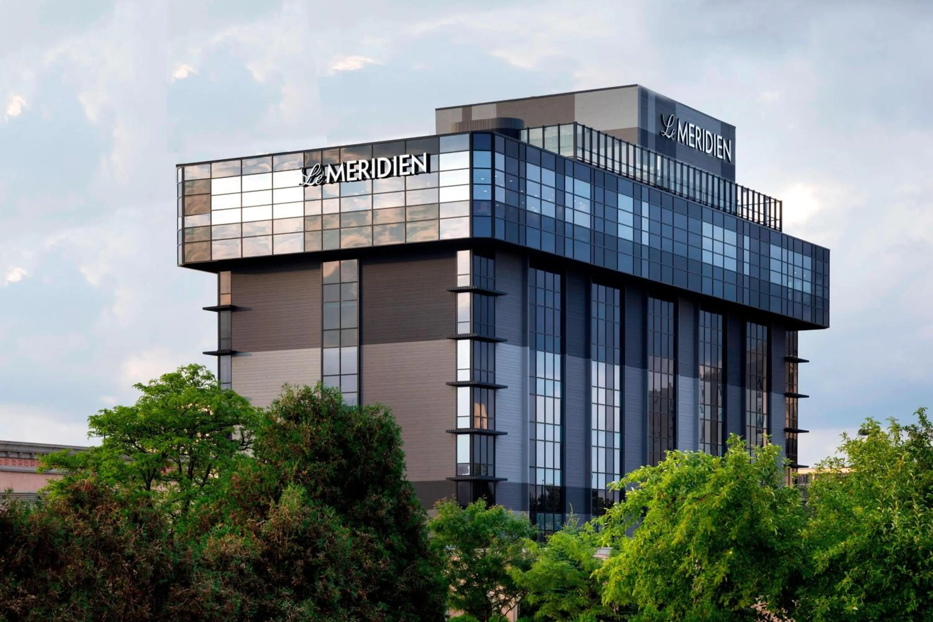 Property building in Le Méridien Chicago - Oakbrook Center