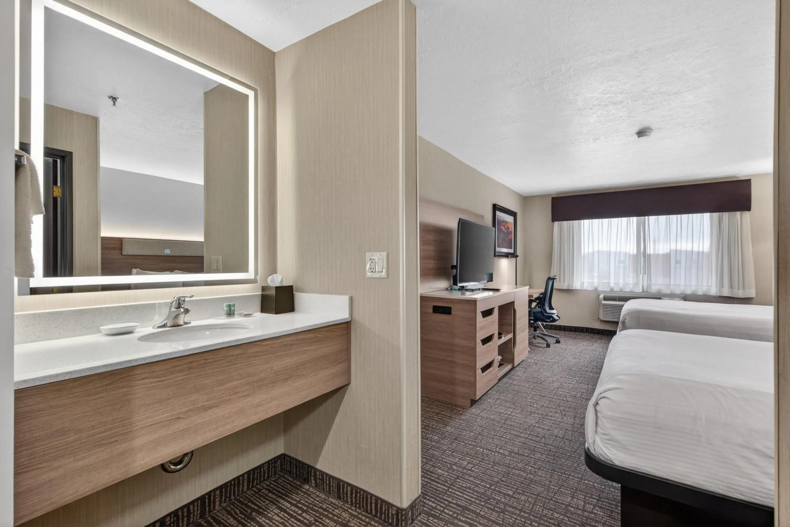 Bathroom, Bed in Best Western Timpanogos Inn