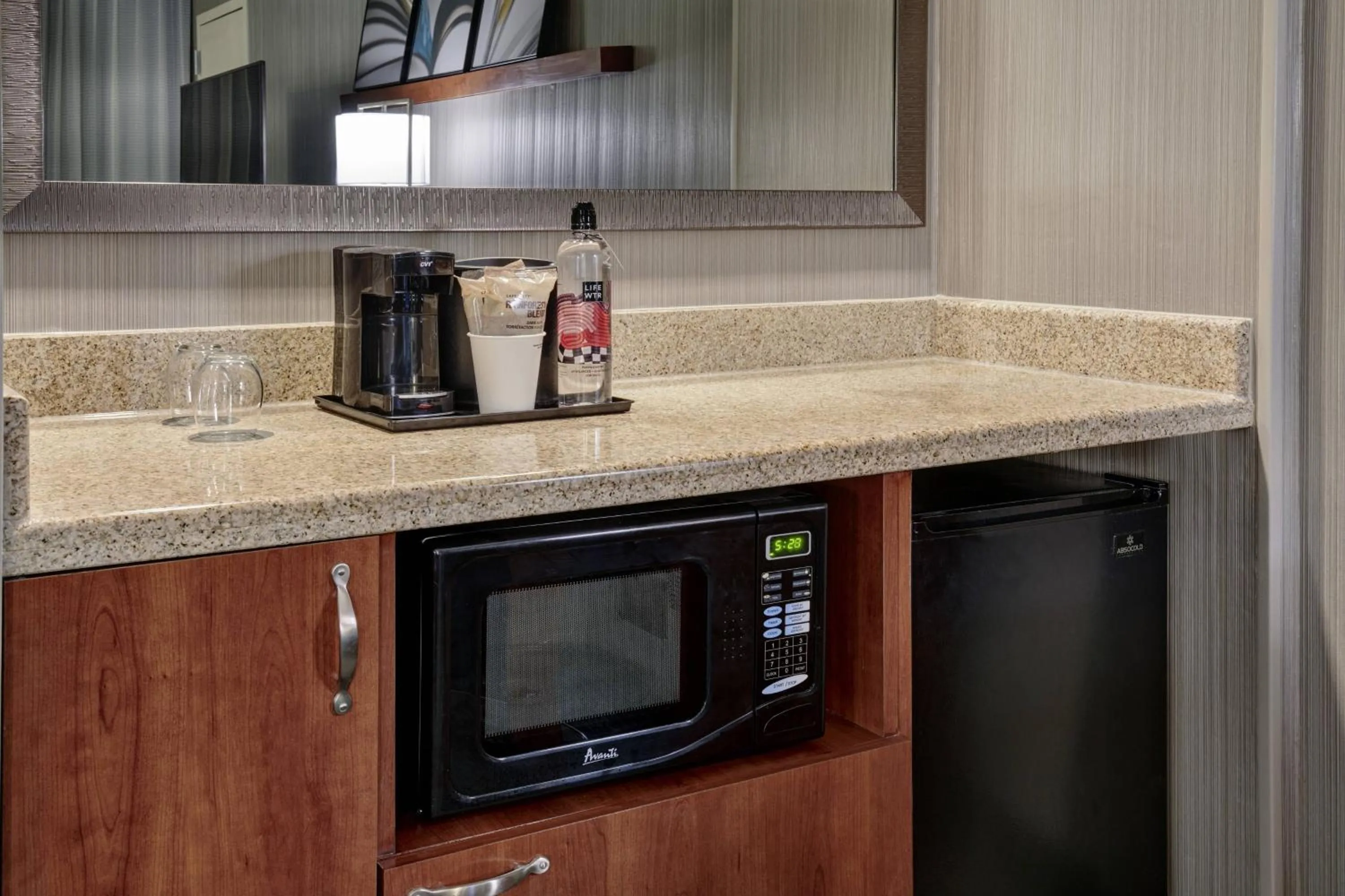 Photo of the whole room in Courtyard Chicago Oakbrook Terrace