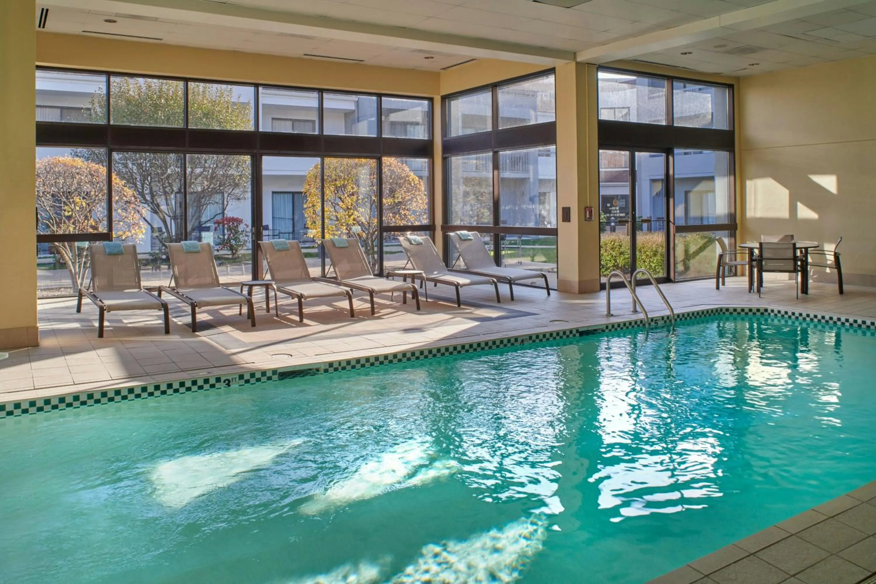 Swimming pool in Courtyard Chicago Oakbrook Terrace