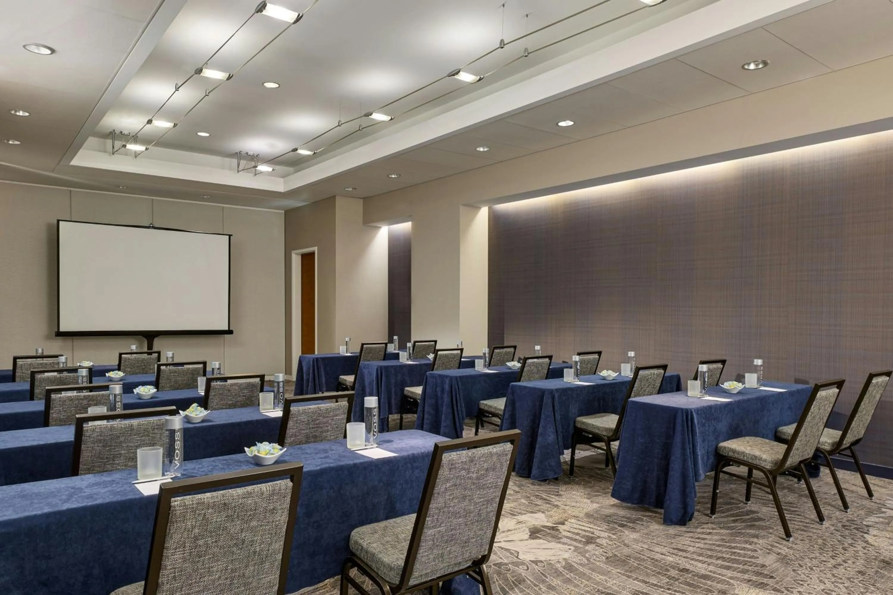 Meeting/conference room in Renaissance Schaumburg Convention Center Hotel