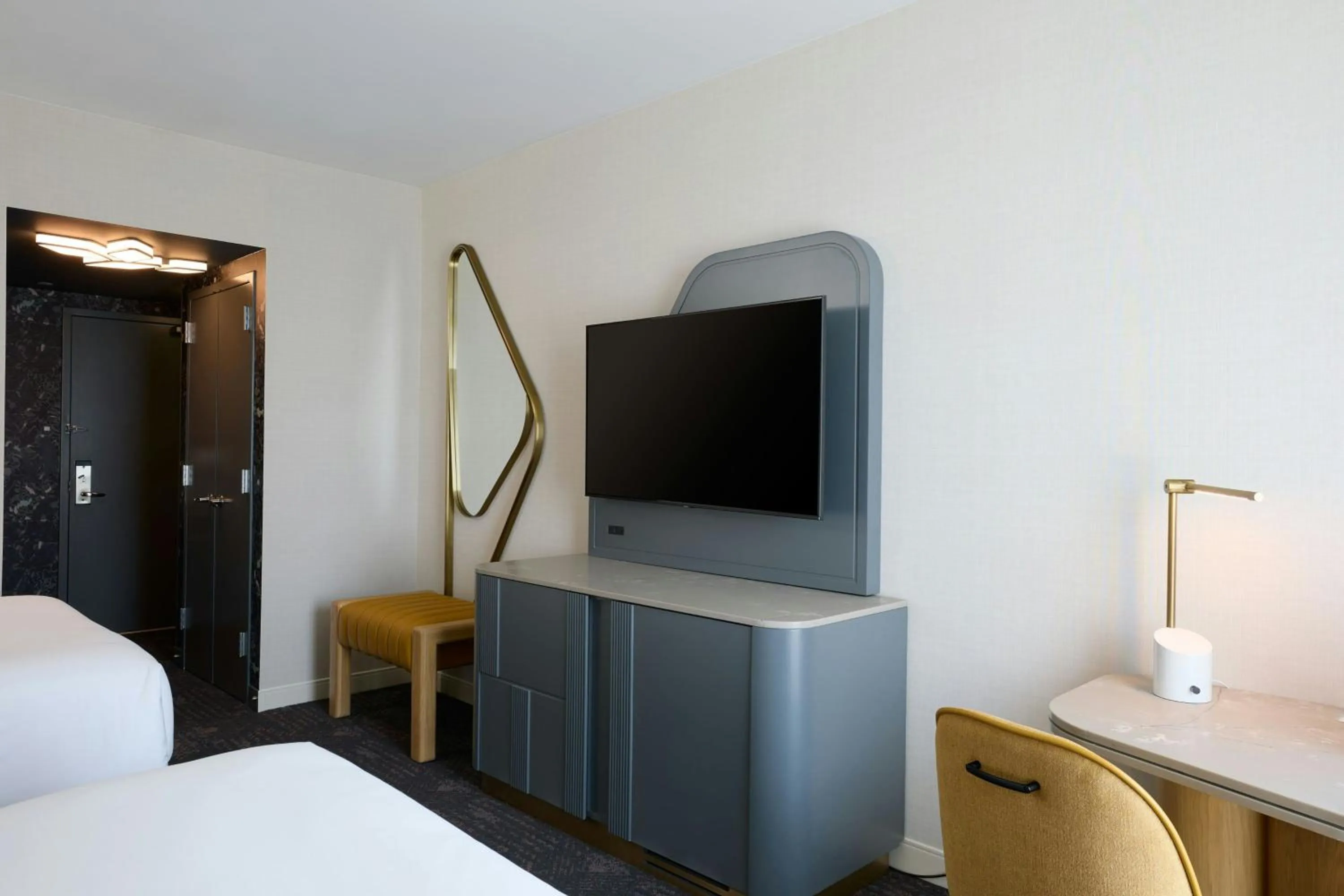 Photo of the whole room, Bed in Renaissance Schaumburg Convention Center Hotel