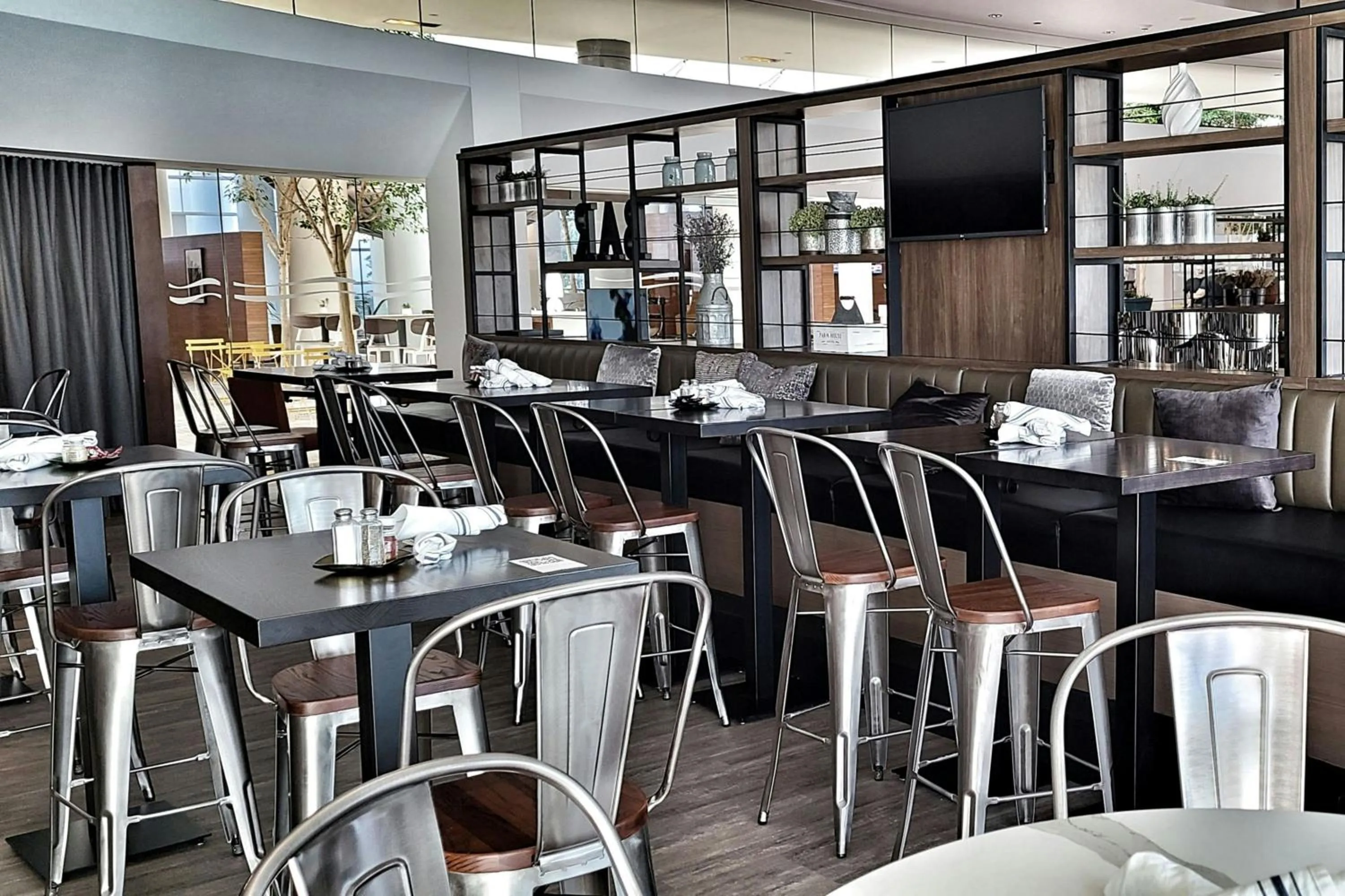 Lounge or bar in Renaissance Schaumburg Convention Center Hotel