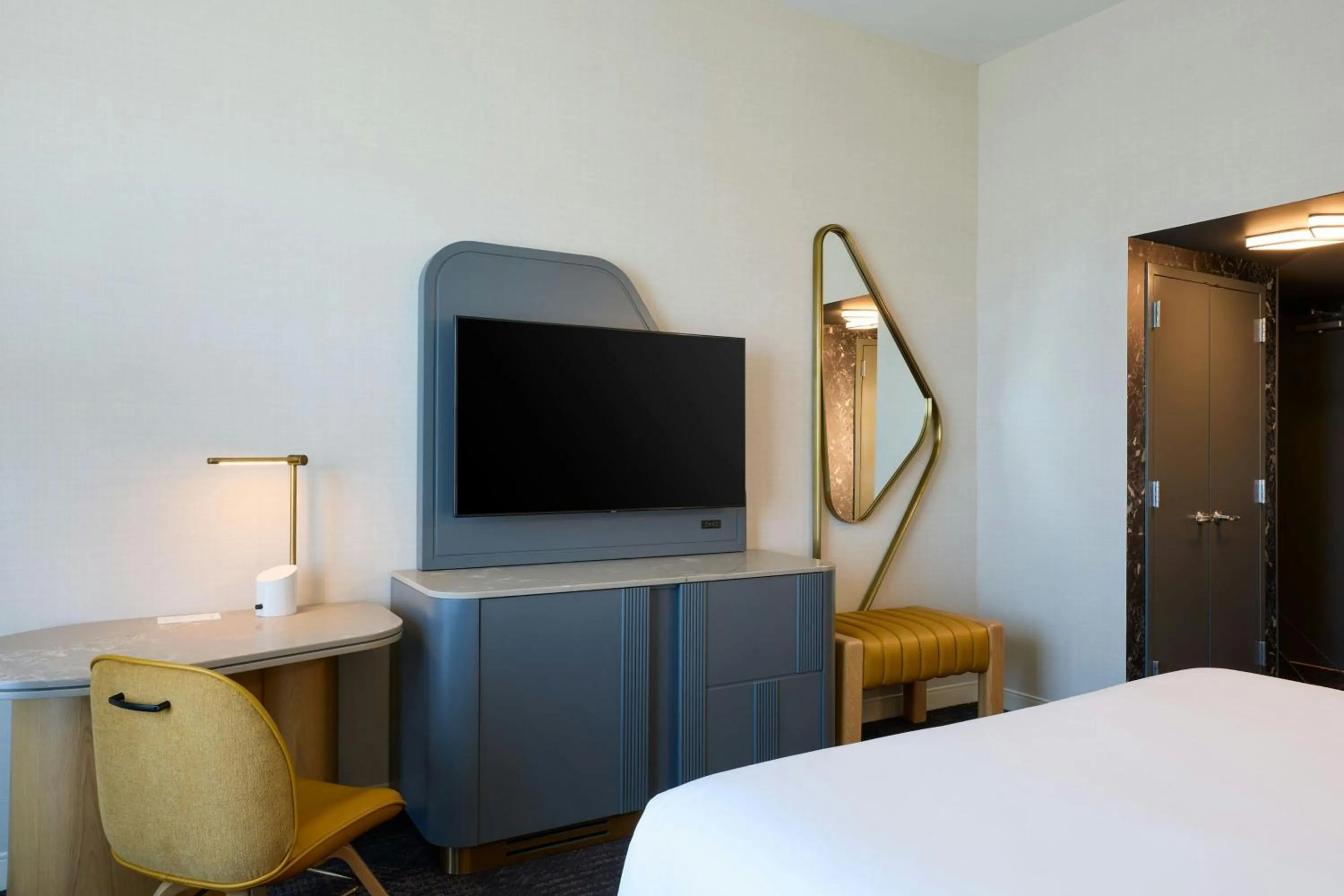 Photo of the whole room, Bed in Renaissance Schaumburg Convention Center Hotel