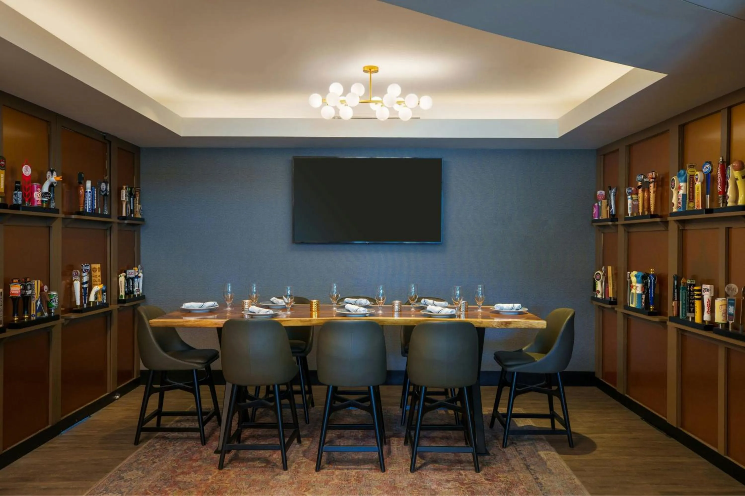 Restaurant/places to eat in Renaissance Schaumburg Convention Center Hotel