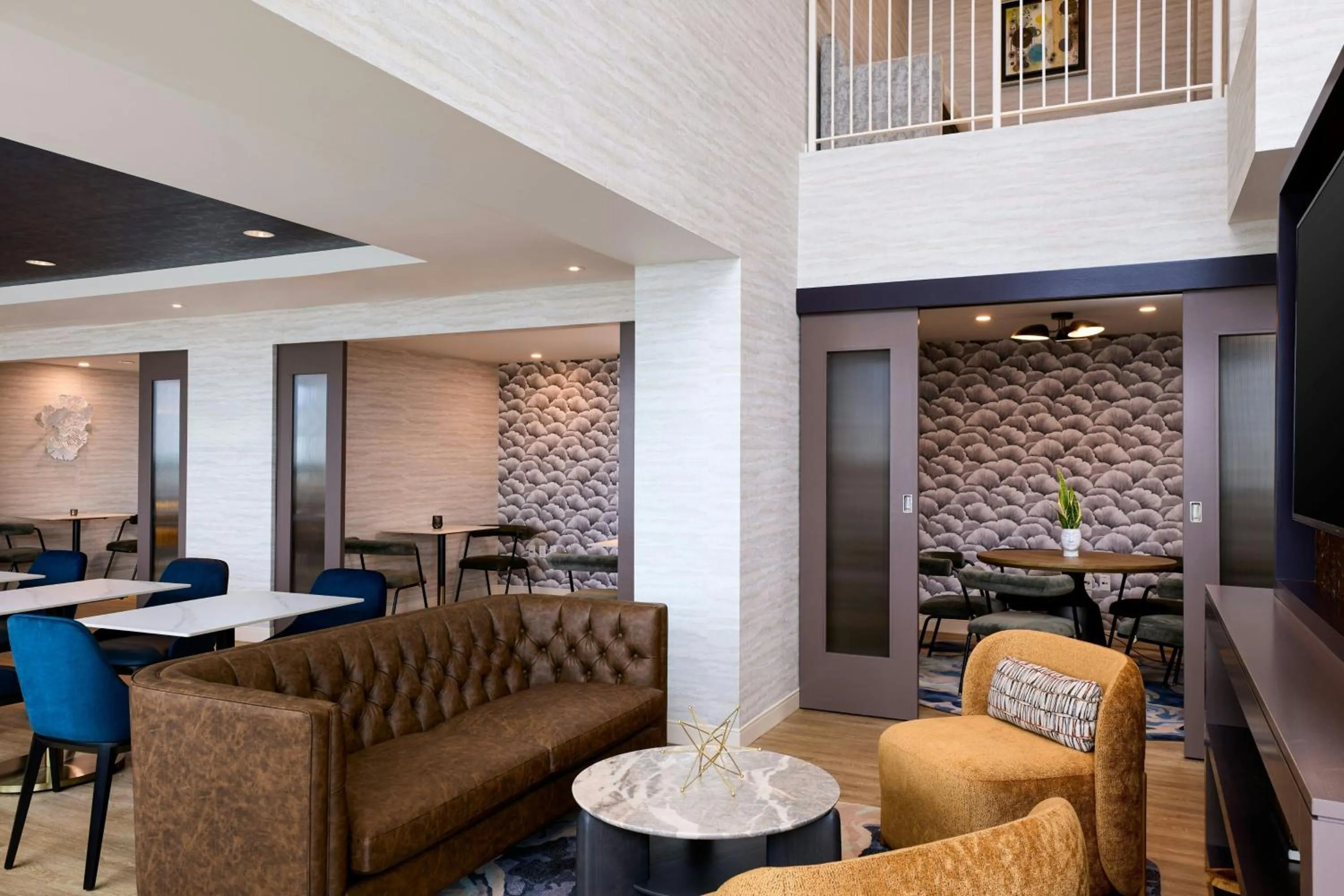 Lounge or bar in Renaissance Schaumburg Convention Center Hotel