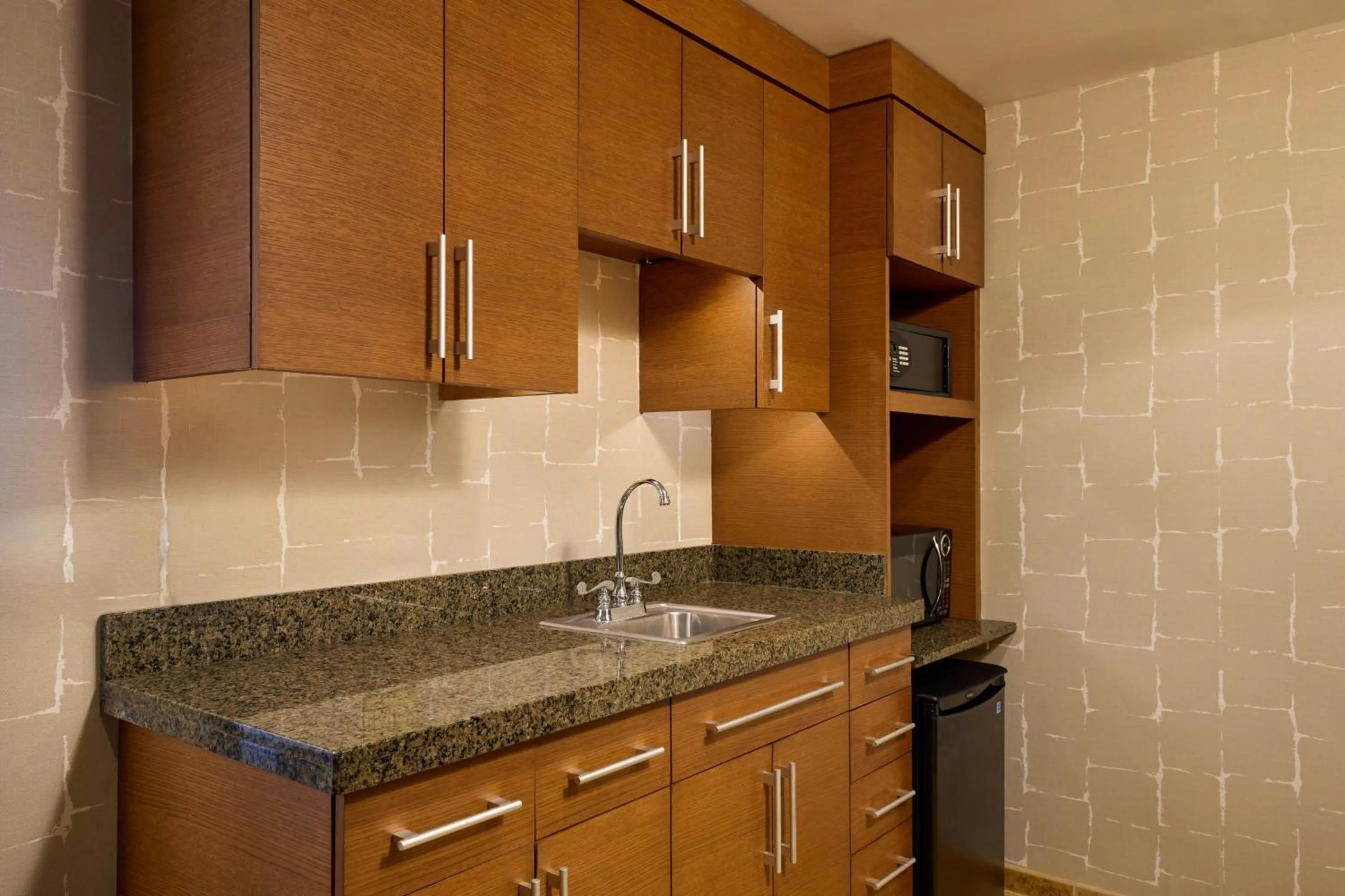 Kitchen or kitchenette in Renaissance Schaumburg Convention Center Hotel