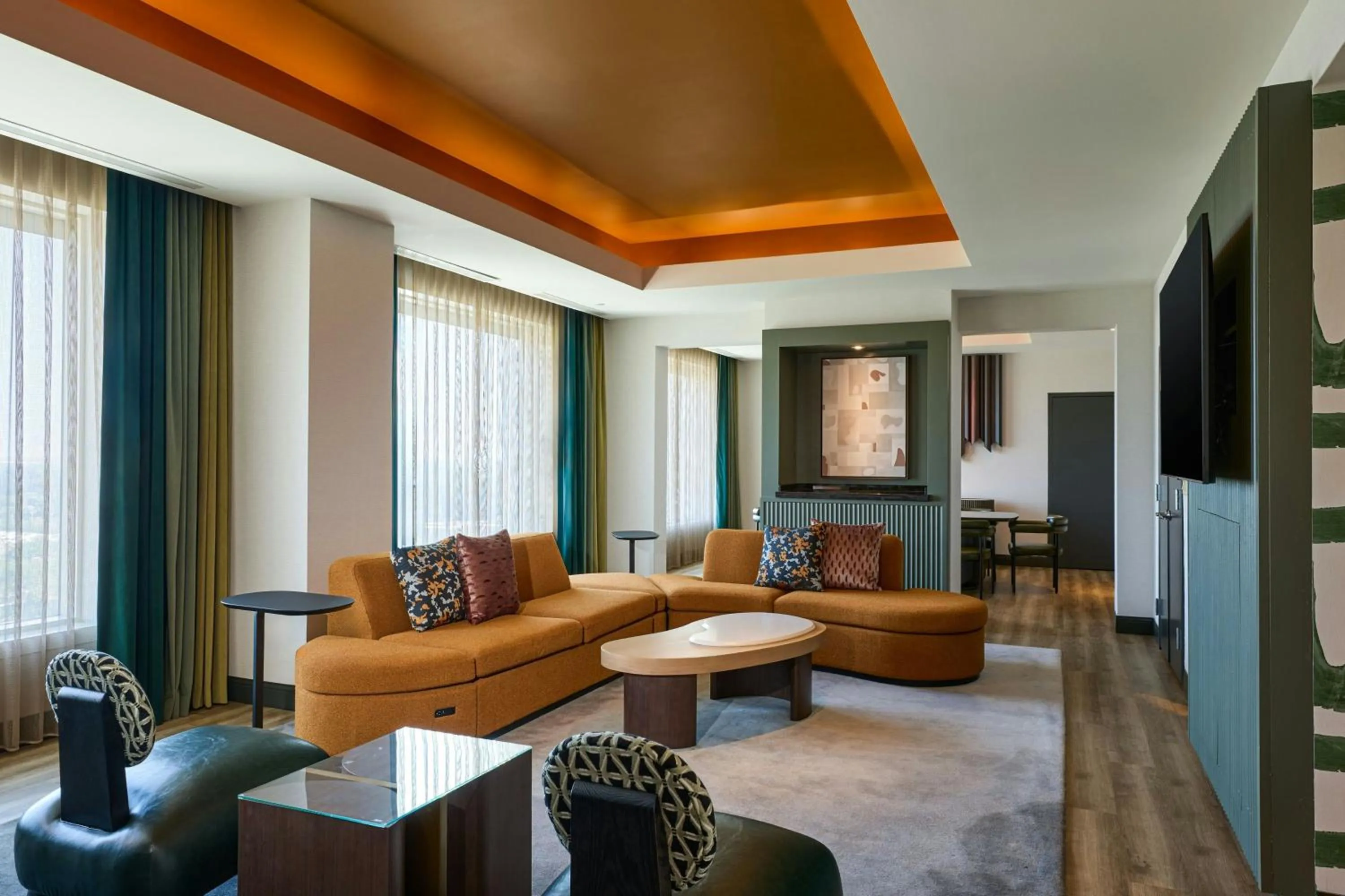 Living room in Renaissance Schaumburg Convention Center Hotel