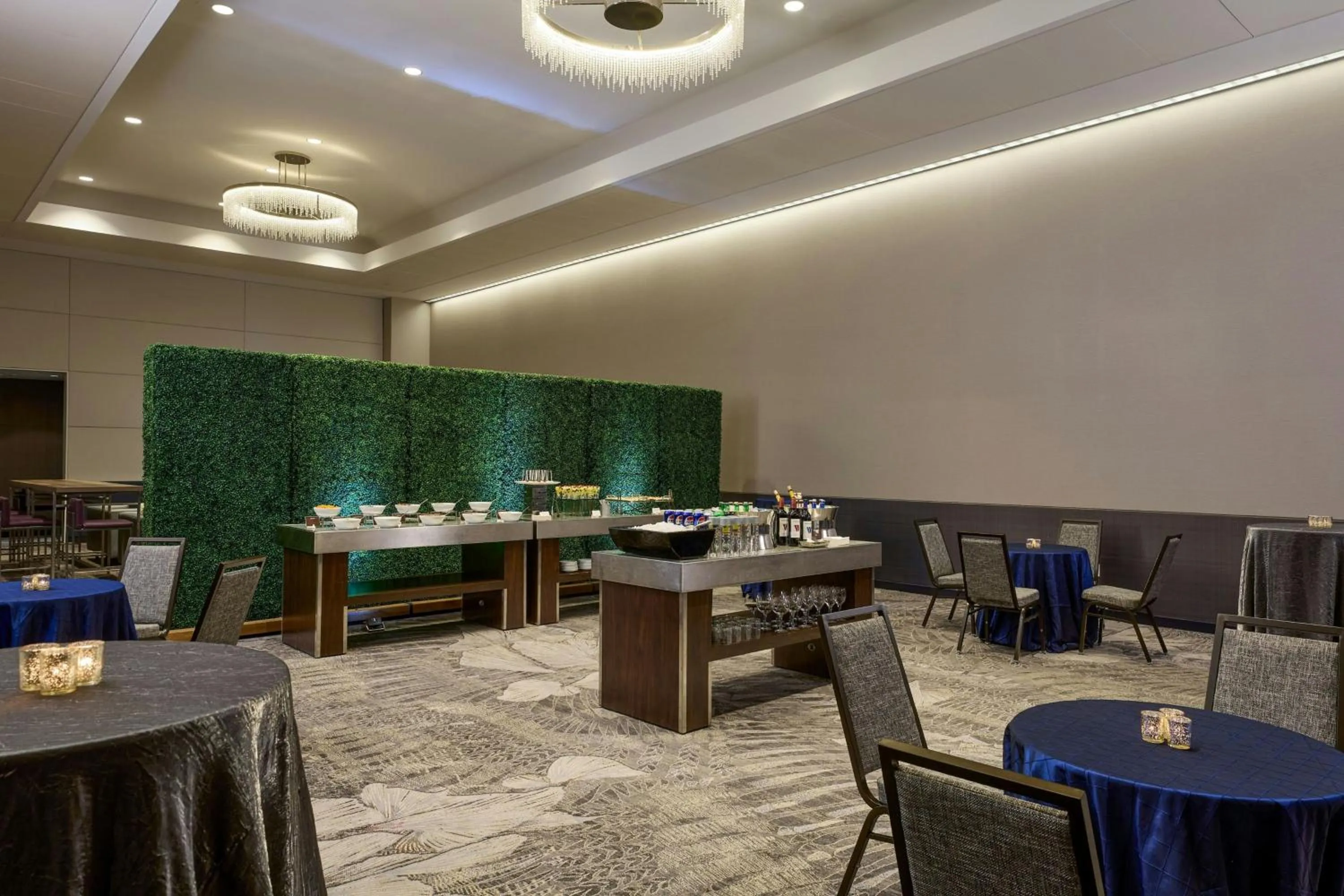 Meeting/conference room in Renaissance Schaumburg Convention Center Hotel