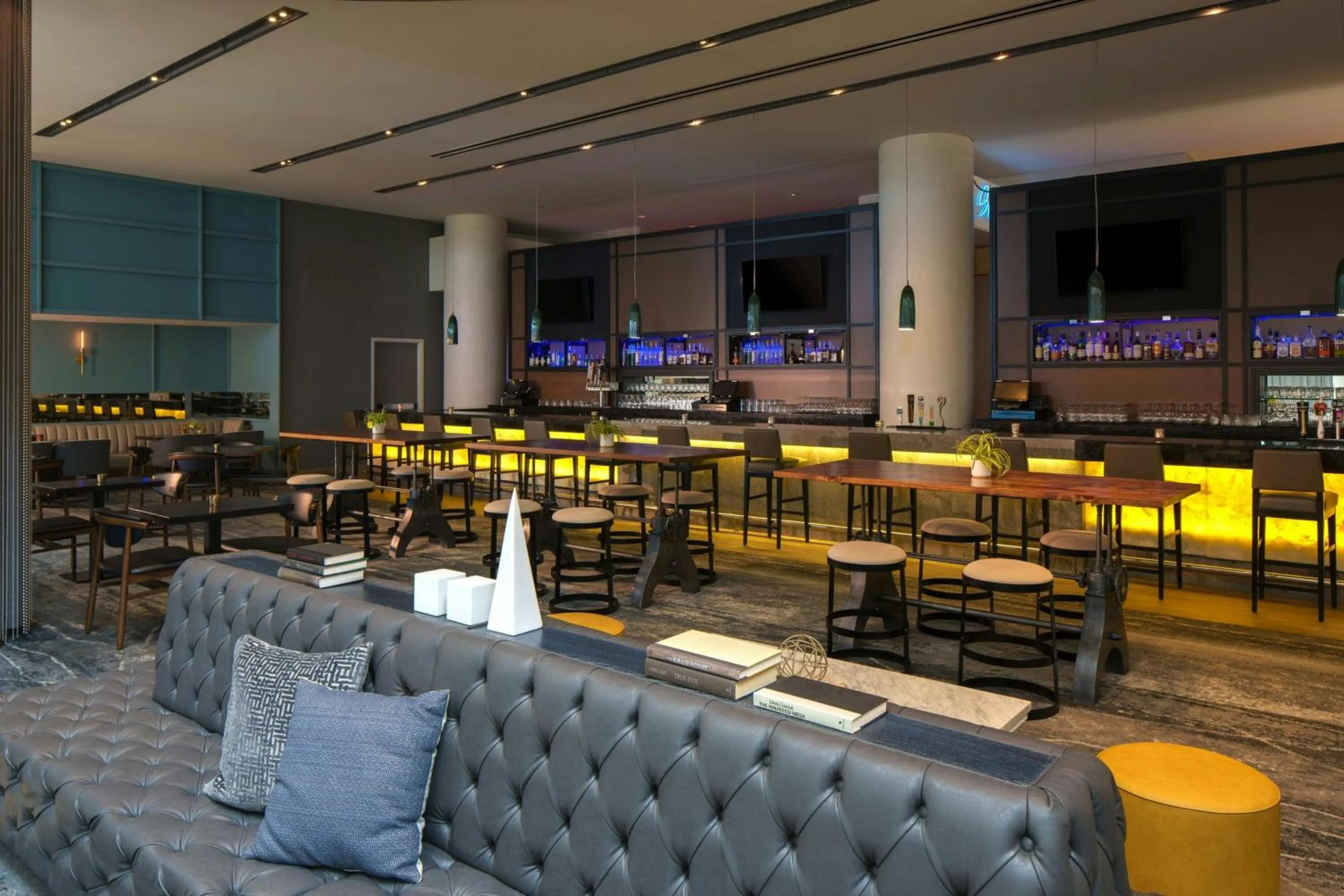 Lounge or bar in Renaissance Schaumburg Convention Center Hotel