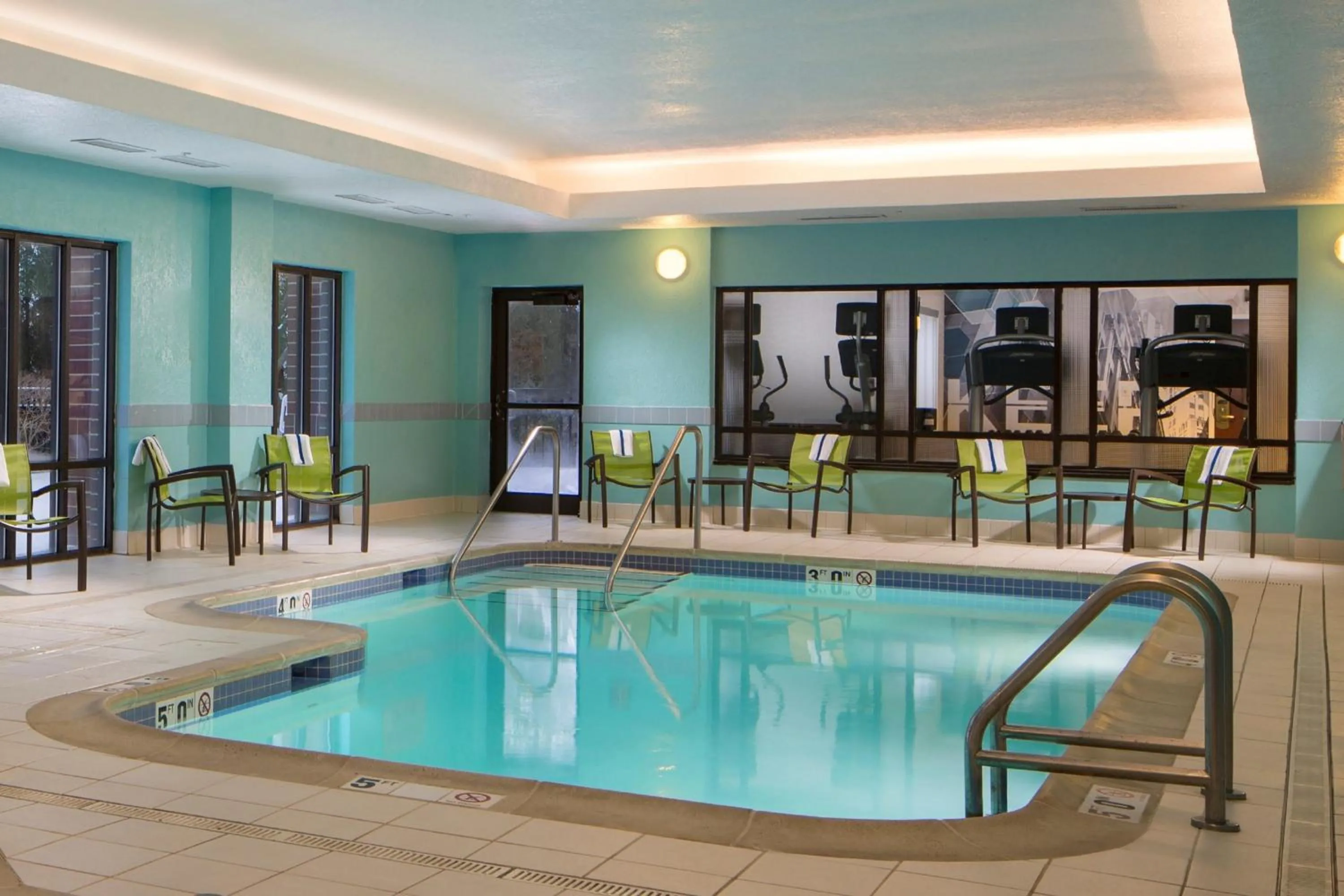 Swimming pool in SpringHill Suites Chicago Lincolnshire