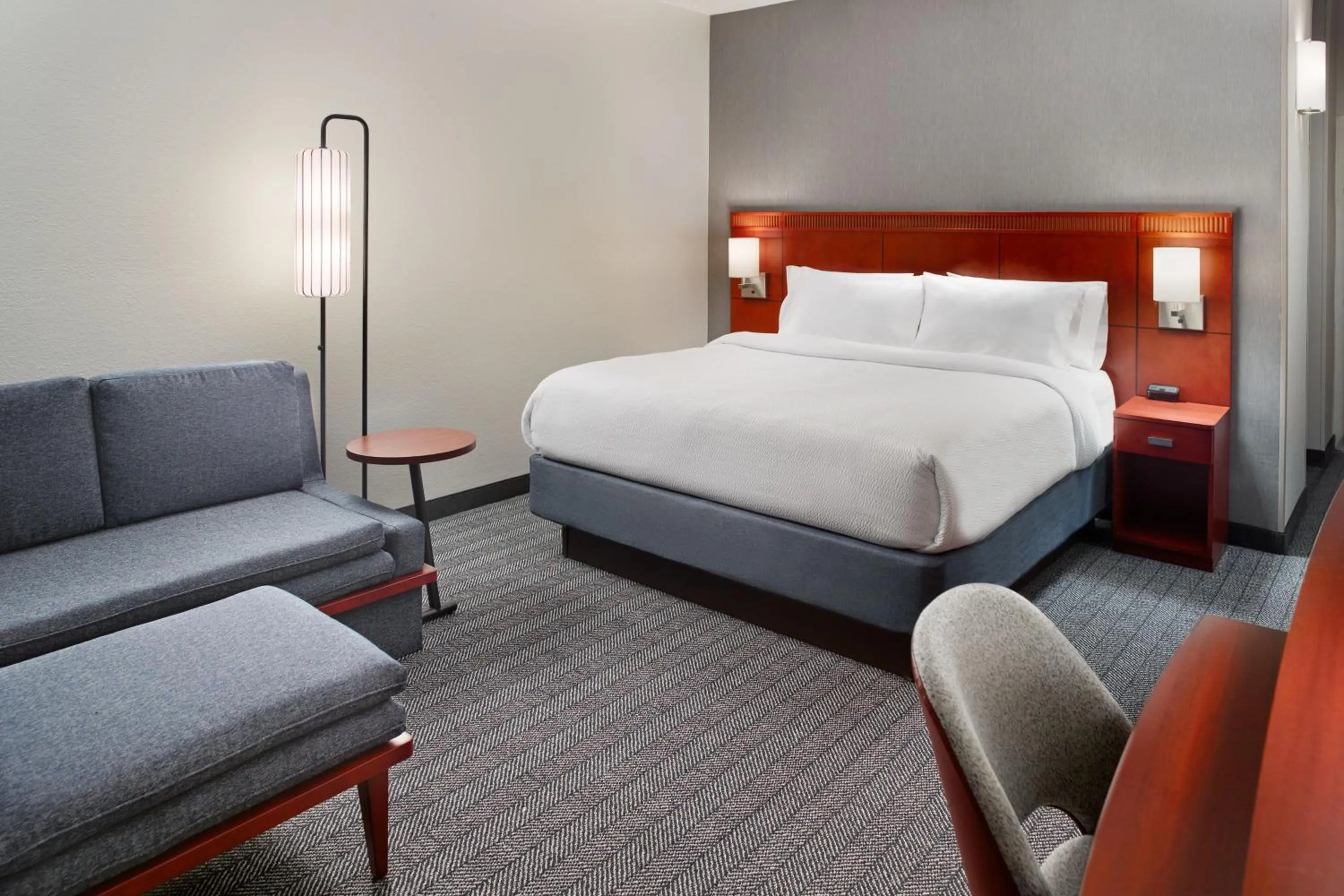 Photo of the whole room, Bed in Courtyard by Marriott Charlottesville