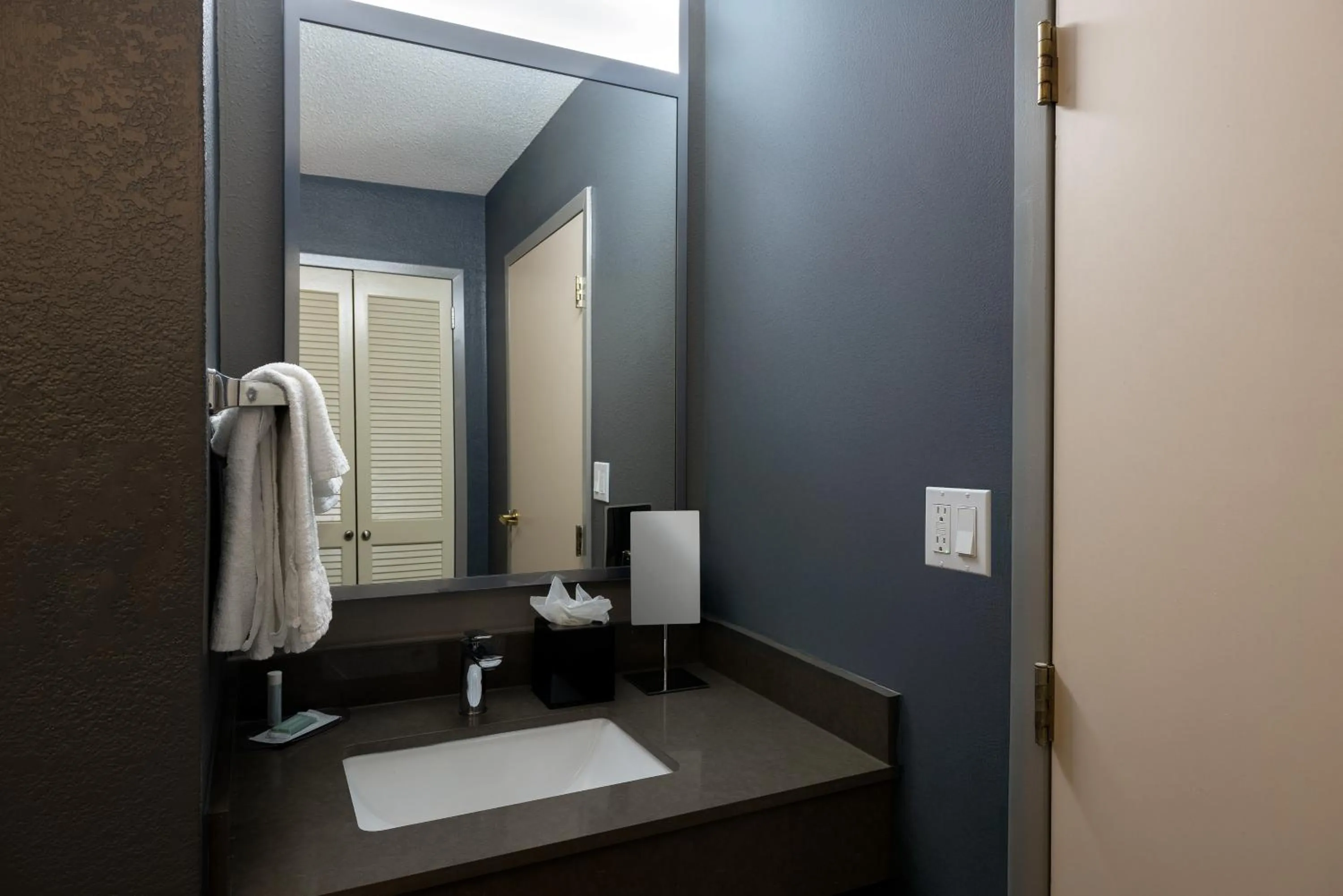 Bathroom in Courtyard by Marriott North Charleston Airport Coliseum