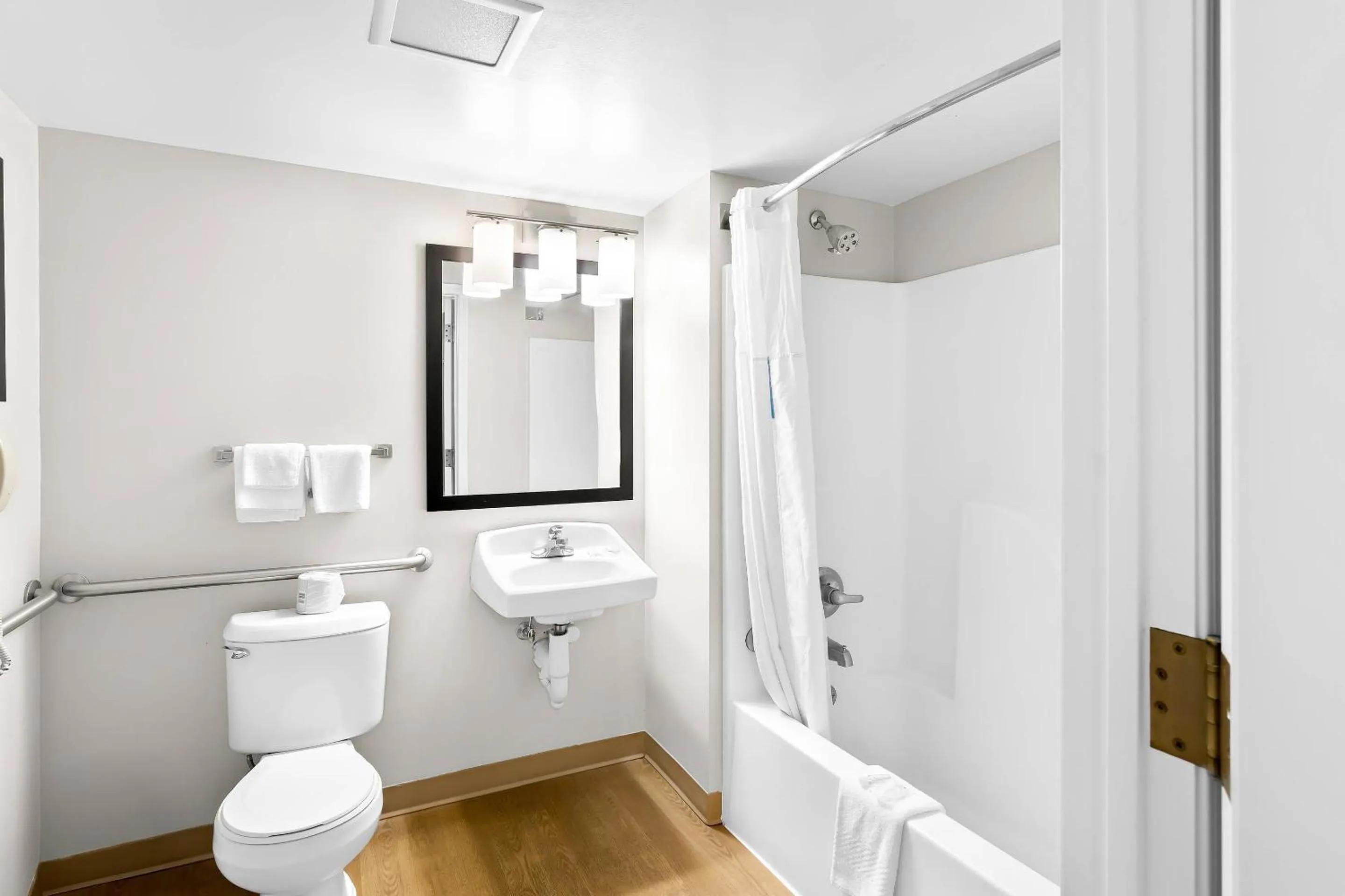 Bedroom in MainStay Suites Middleburg Heights Cleveland Airport