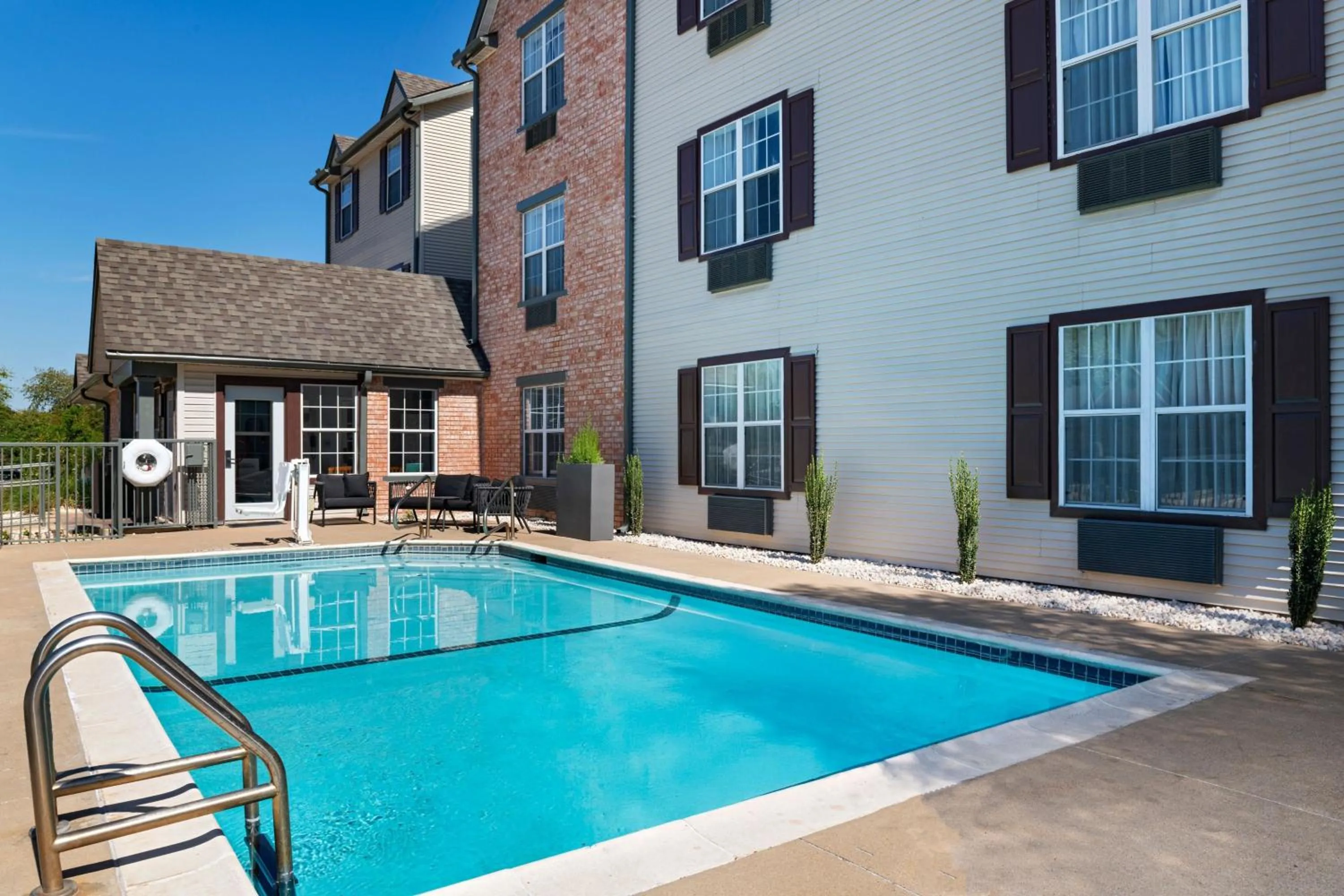 Swimming pool in TownePlace Suites by Marriott College Station
