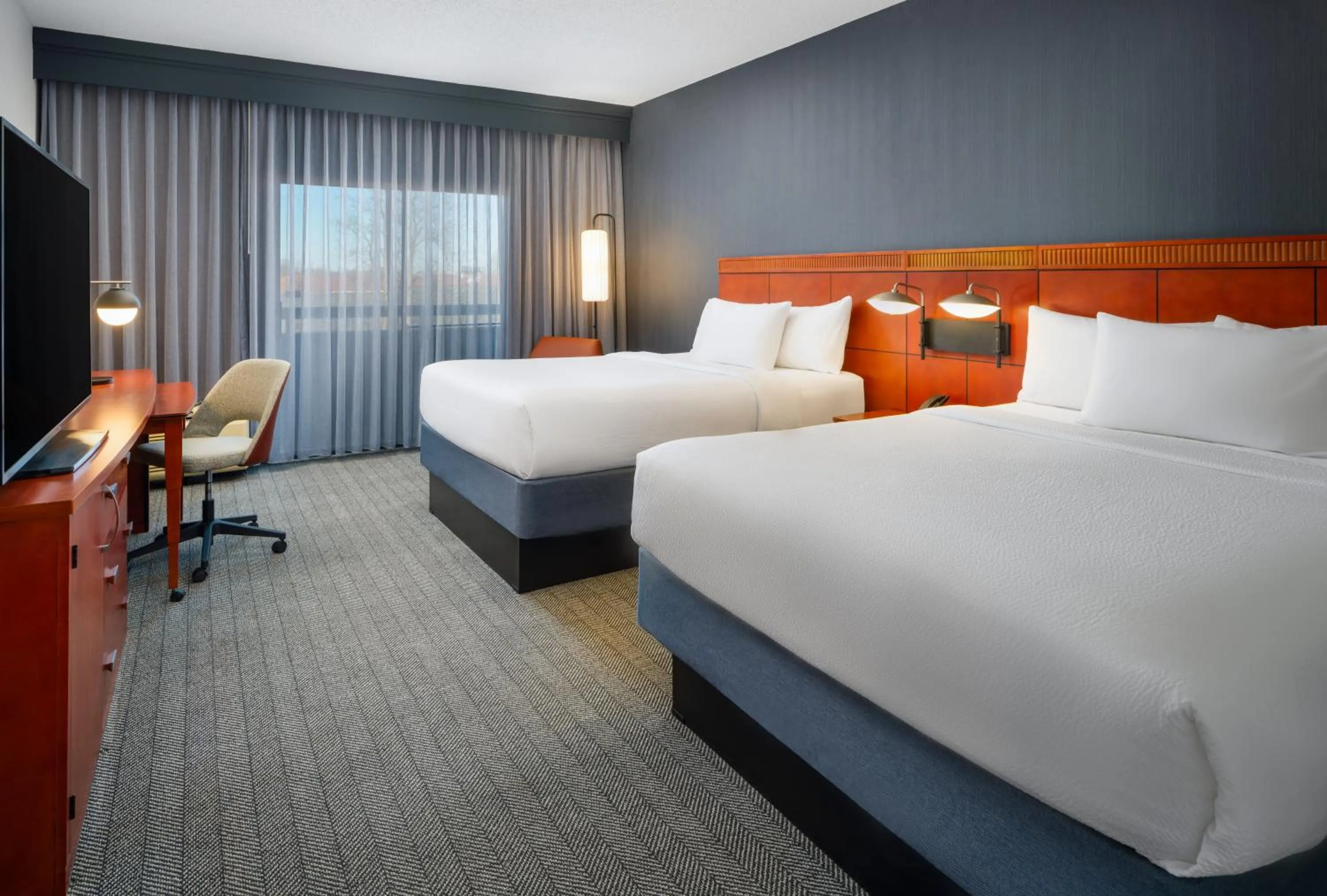 Bedroom, Bed in Courtyard Columbus Worthington