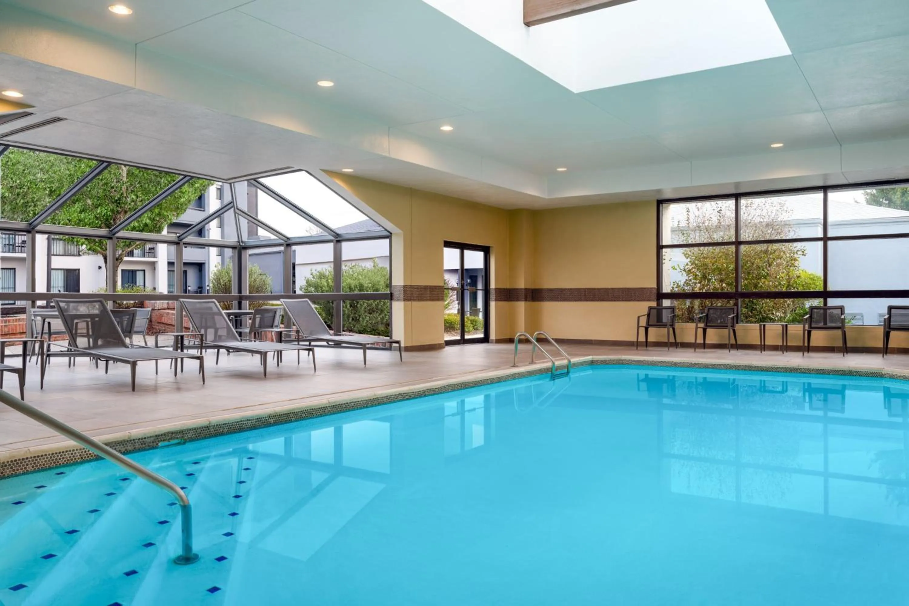 Swimming pool in Courtyard Columbus Worthington