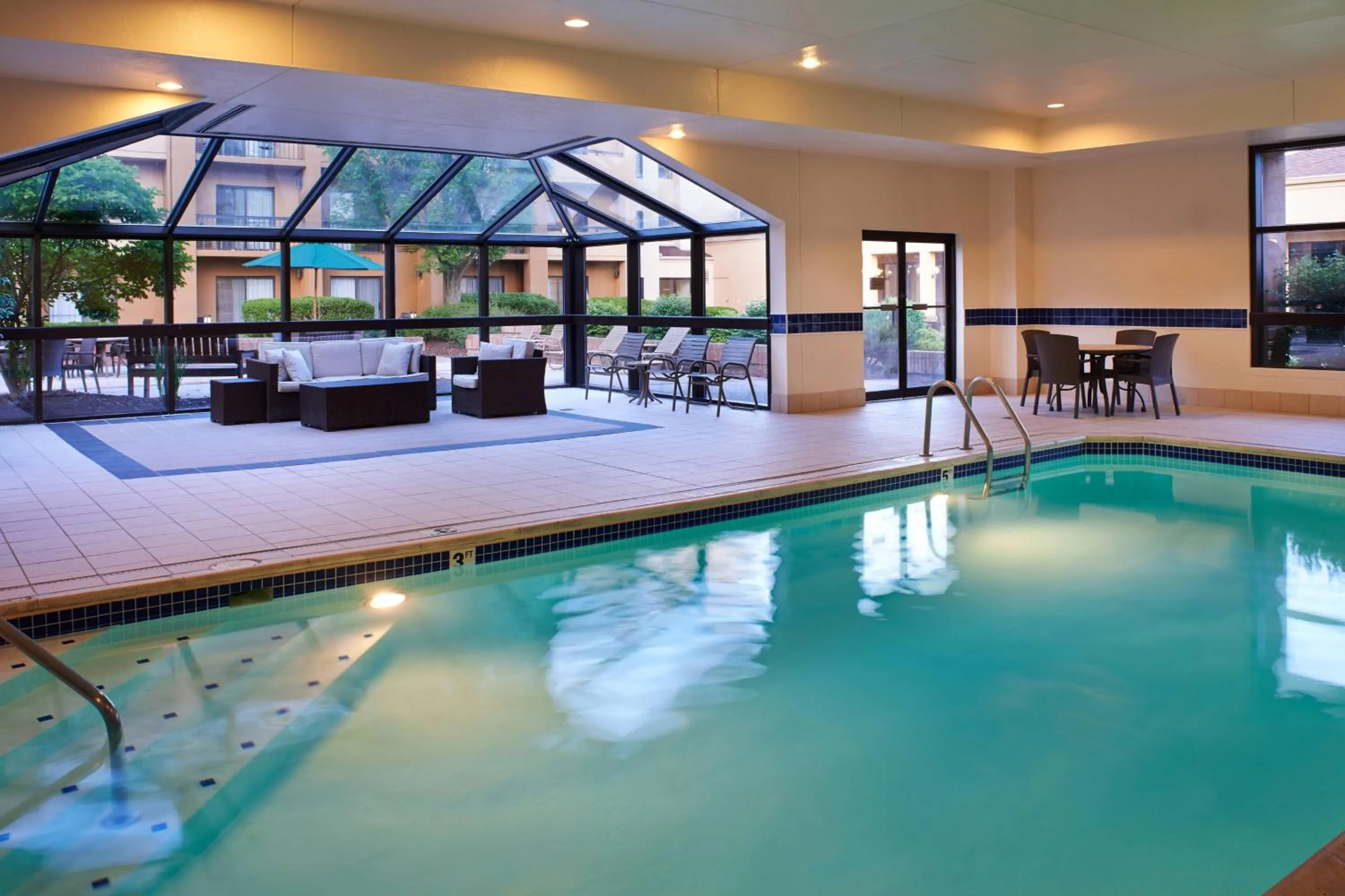 Swimming pool in Courtyard Columbus Worthington