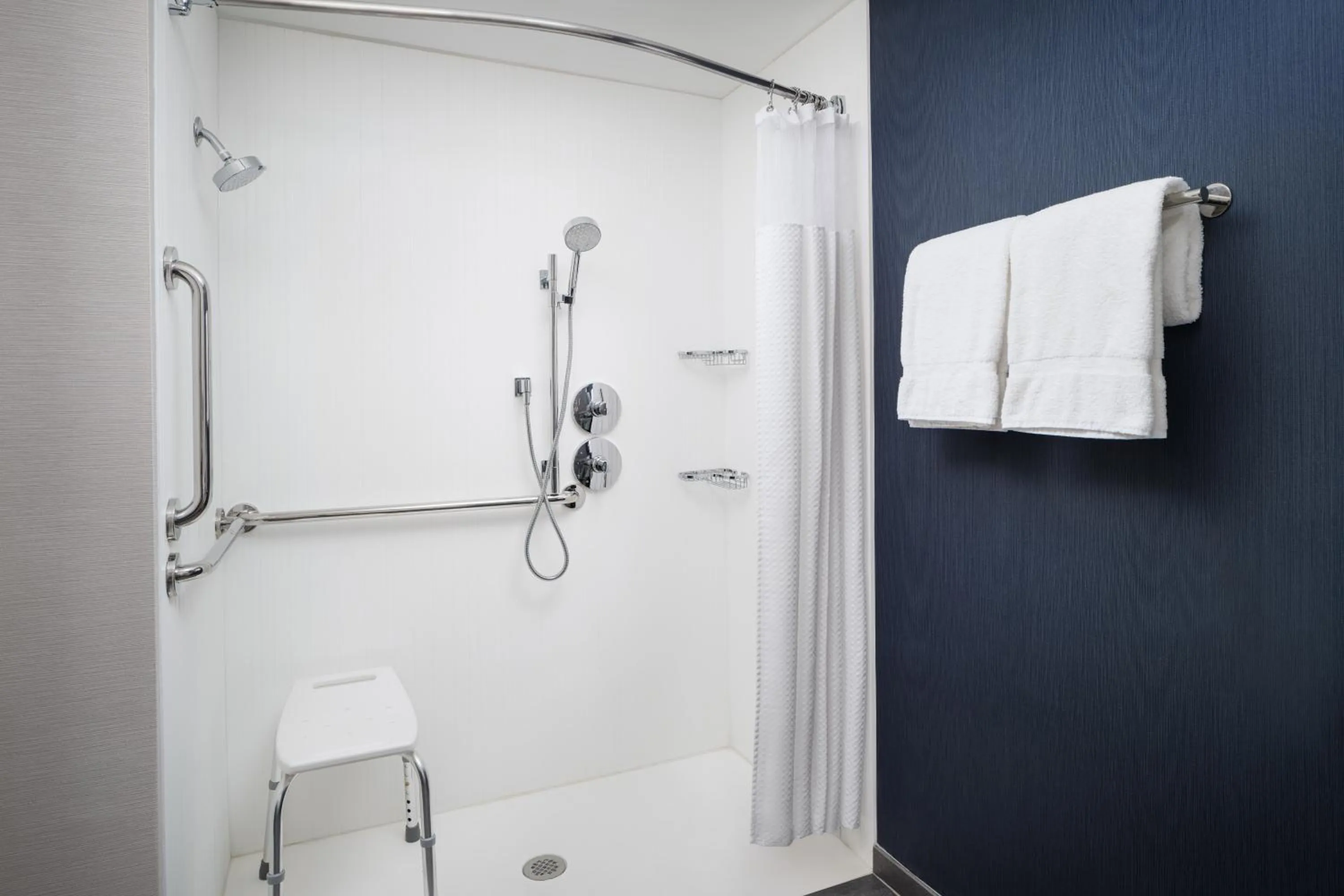 Bathroom in Courtyard Columbus Worthington