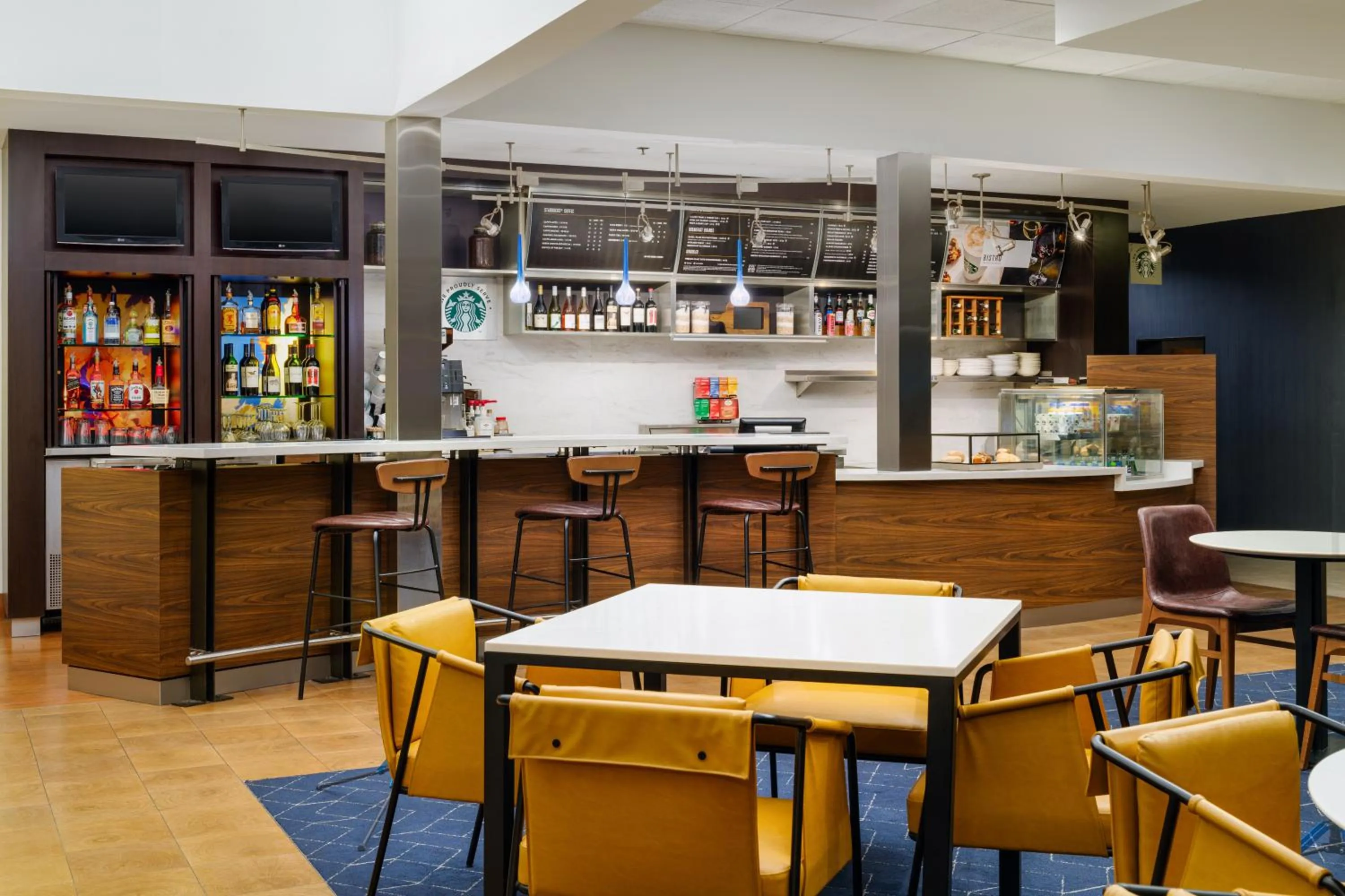 Lounge or bar in Courtyard Columbus Worthington