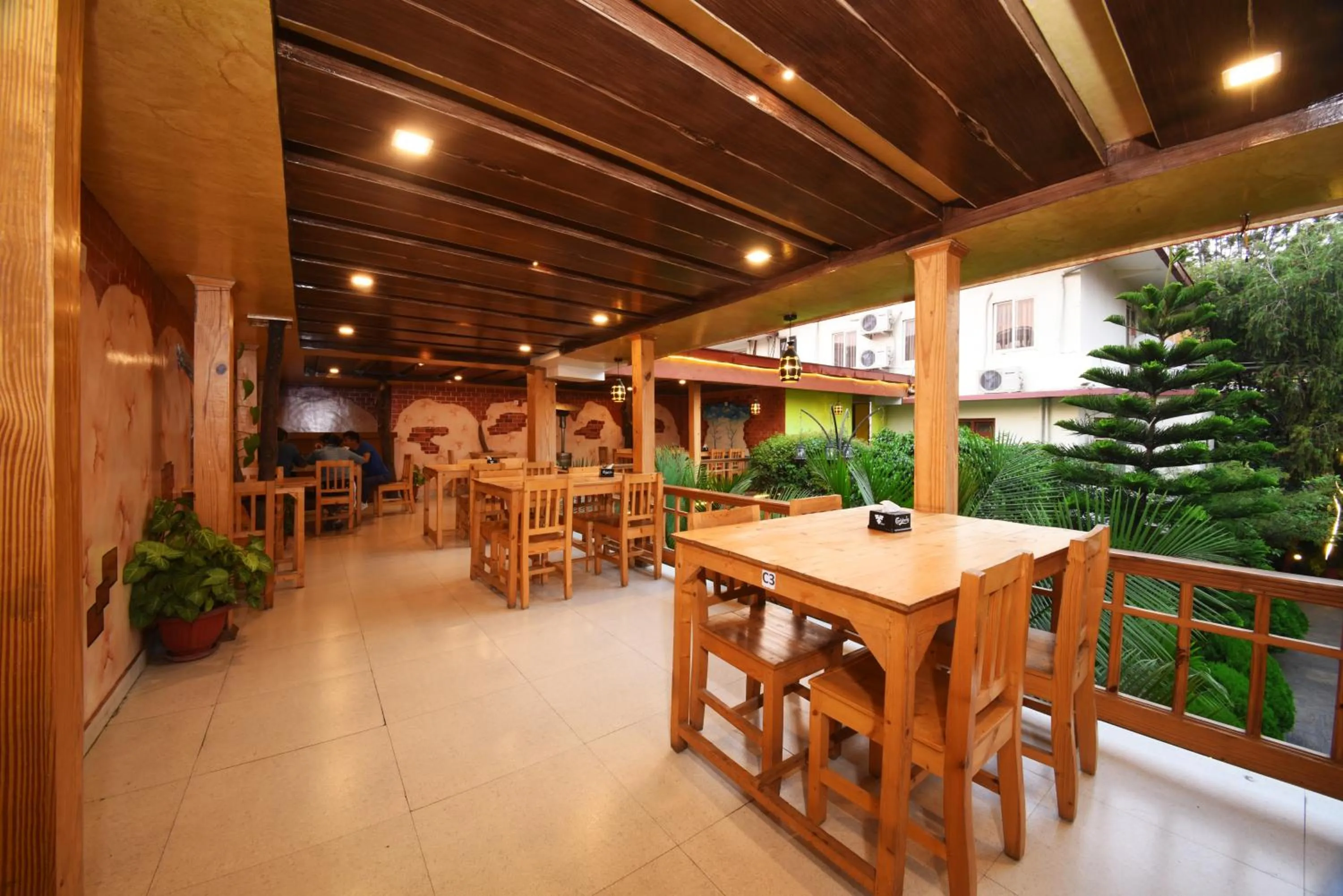 Restaurant/places to eat in Hotel Thamel Park