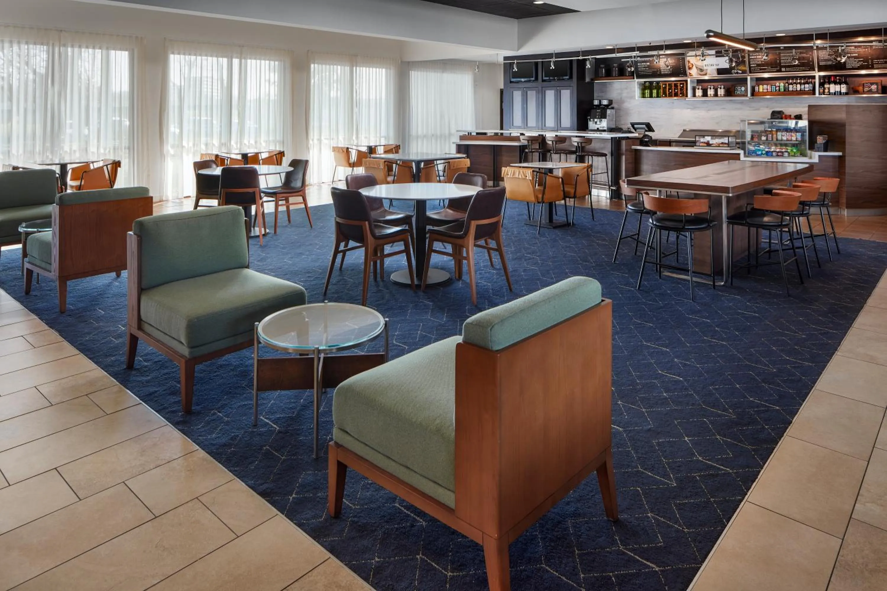 Lounge or bar in Courtyard Columbus Dublin