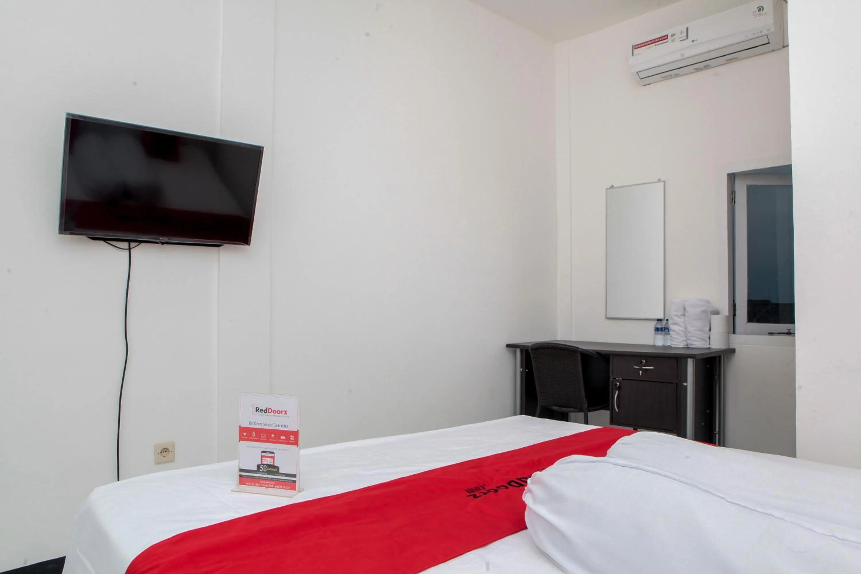 Bedroom, Bed in RedDoorz near Telkom Corporate University