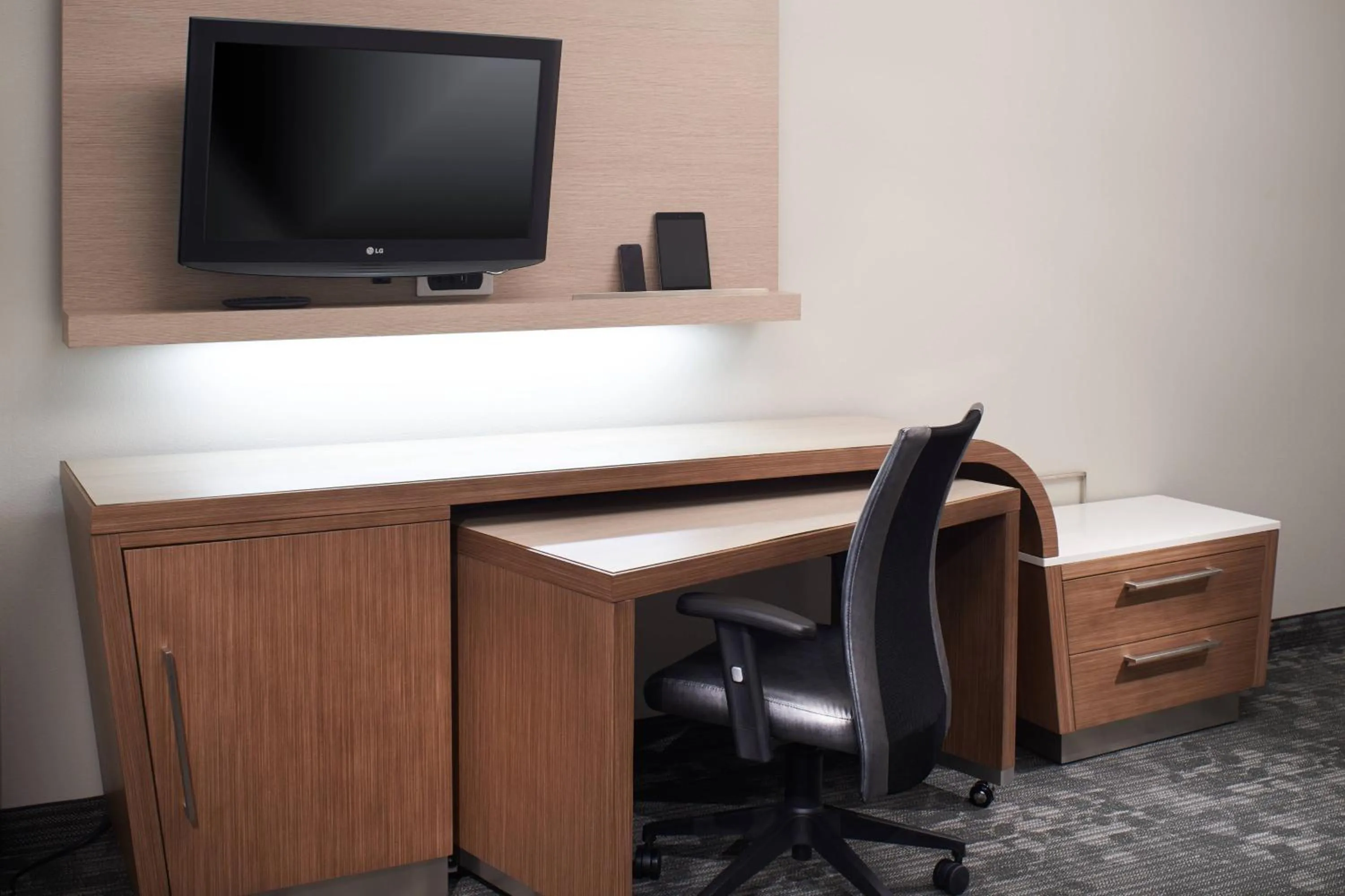 Photo of the whole room in Courtyard Cincinnati Covington