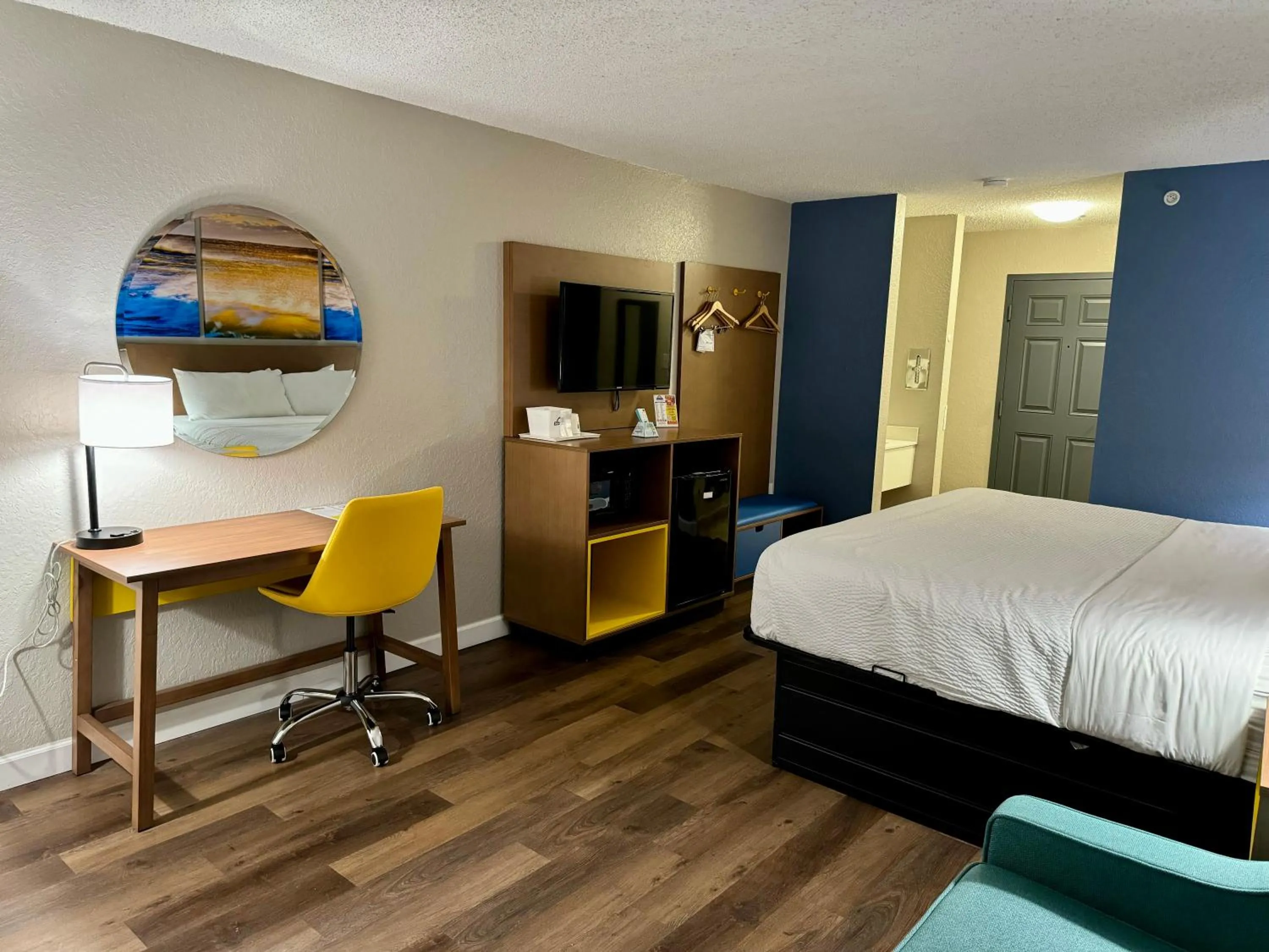TV and multimedia, Bed in Days Inn by Wyndham Sarasota I-75