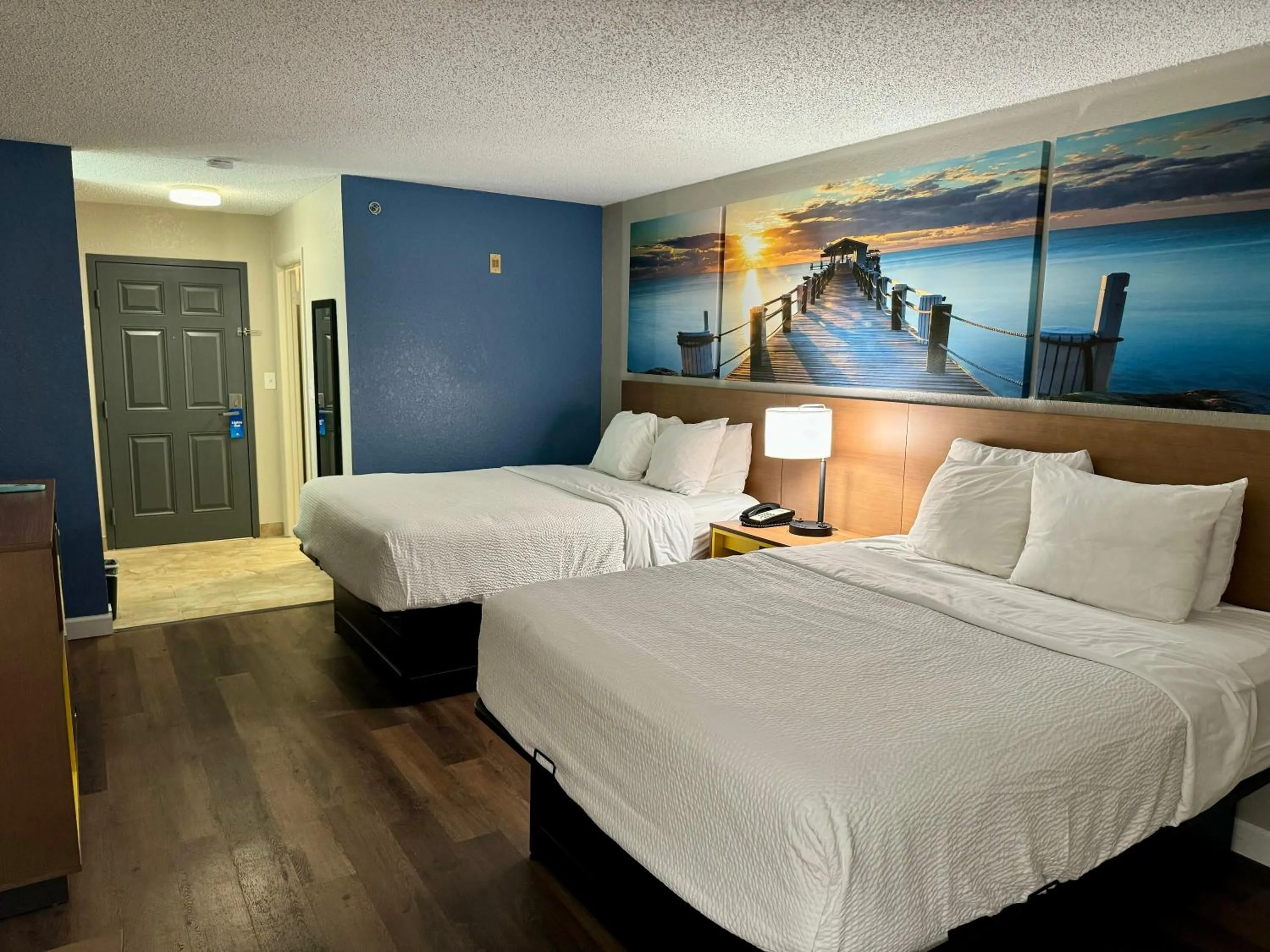 Bedroom, Bed in Days Inn by Wyndham Sarasota I-75
