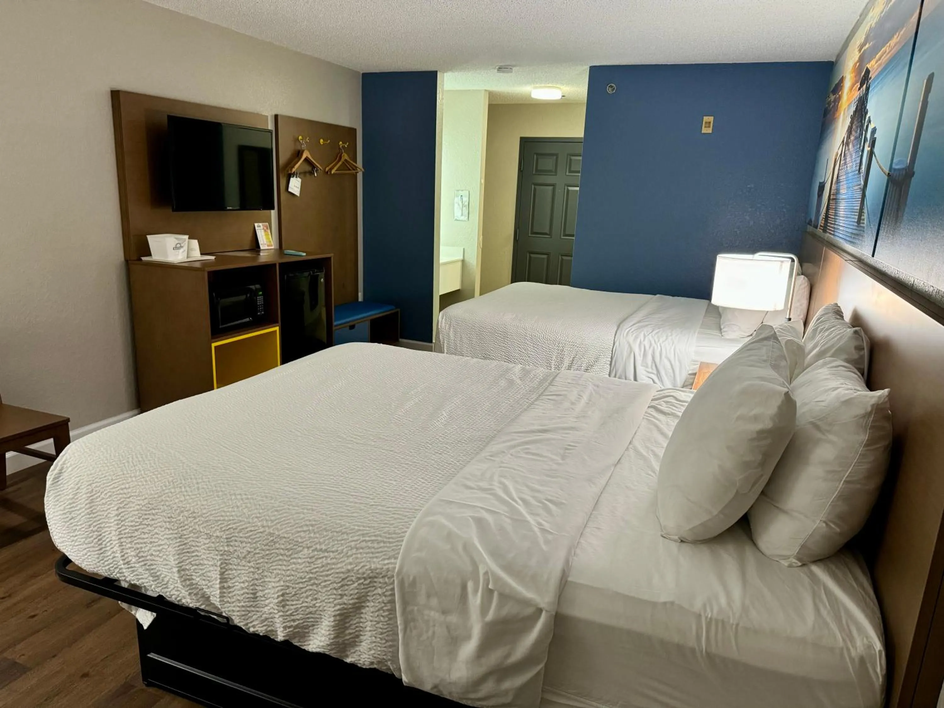 Bedroom, Bed in Days Inn by Wyndham Sarasota I-75