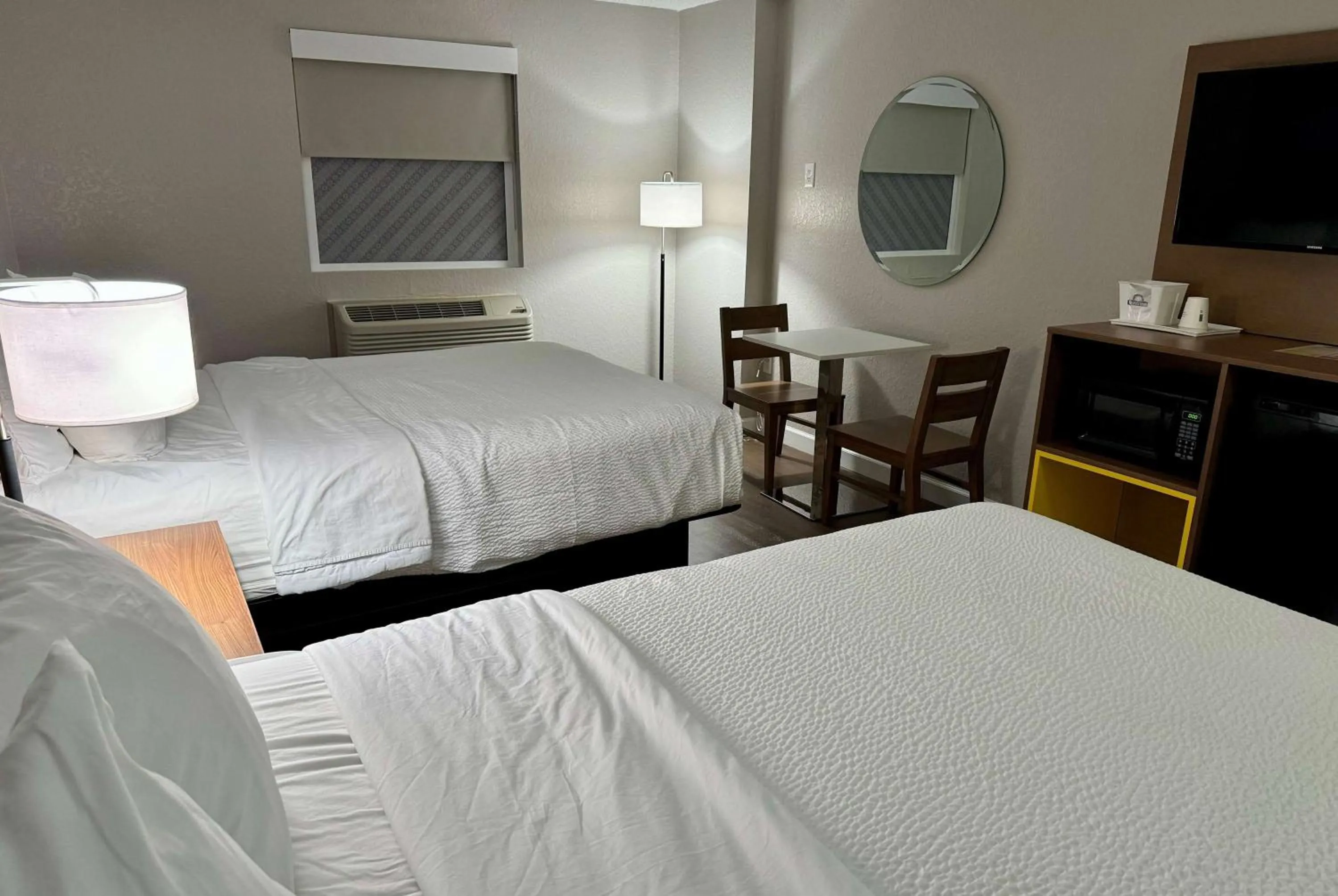 Photo of the whole room, Bed in Days Inn by Wyndham Sarasota I-75