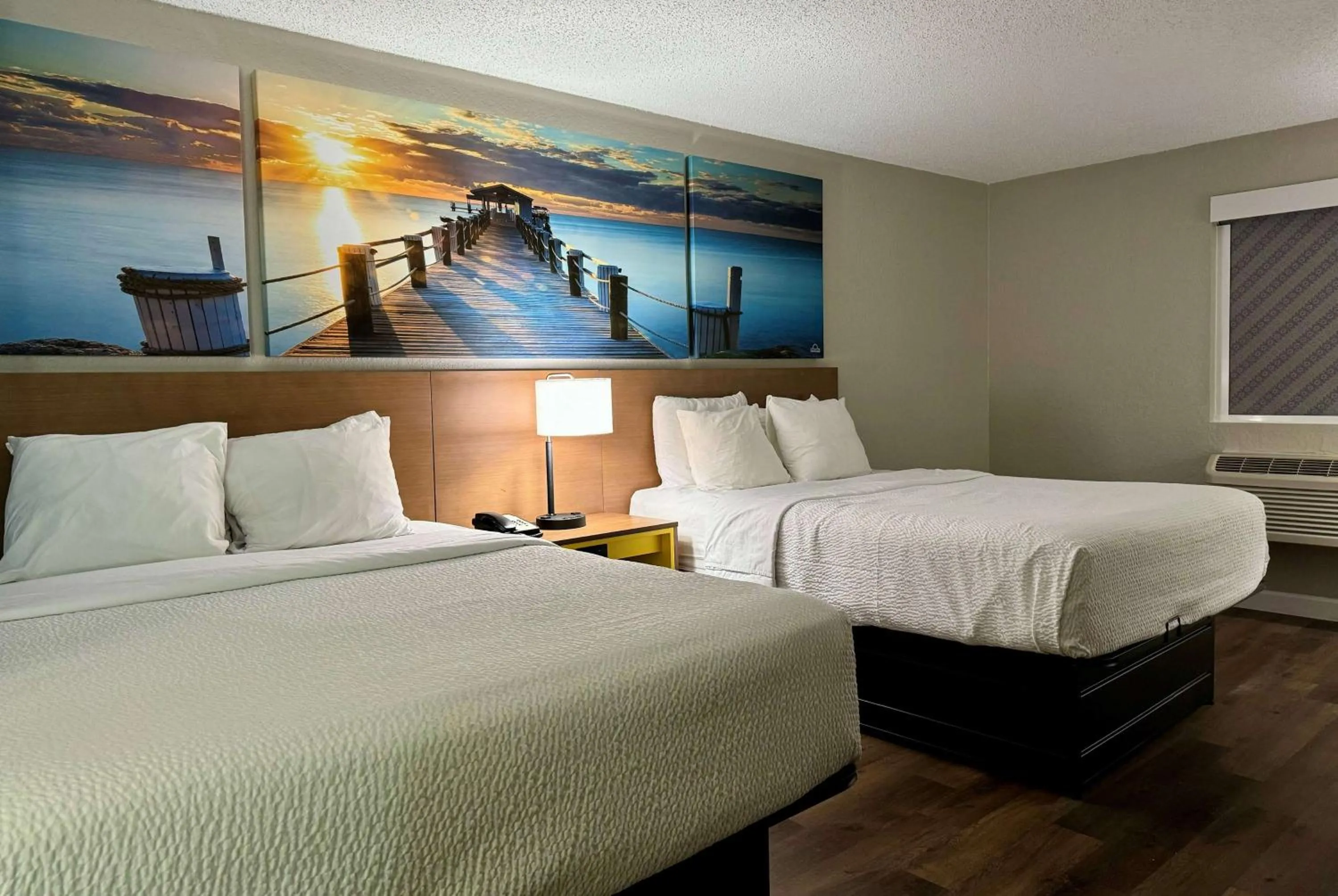 Bedroom, Bed in Days Inn by Wyndham Sarasota I-75