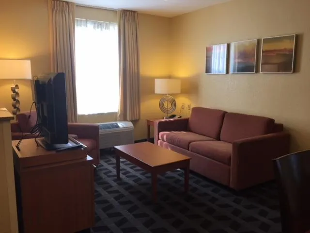 Living room in Hawthorn Extended Stay by Wyndham Cincinnati NE Mason