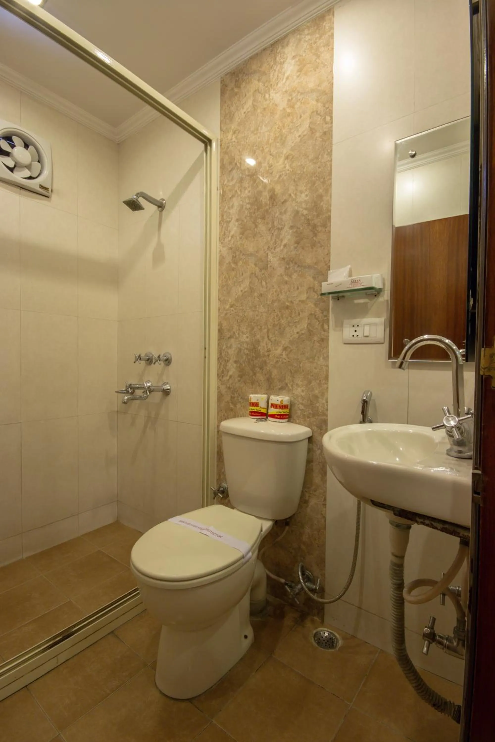 Bathroom in Hotel Aster Inn New Delhi
